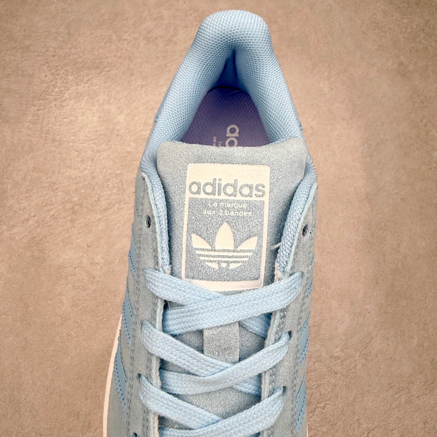 图片[5]-AD Originals Superstar 经典复古贝壳头板鞋 JS2488 诞生于1969年 是第一双将全皮面鞋 身与橡胶鞋头结合在一起的低帮篮球鞋 Superstar最开始 是作为高帮篮球鞋Pro Model的低帮版本而出现的 但因为其独特和醒目的橡胶鞋头造型而让大家熟知 被大家形象地称为\\\”shelltoe\\\”贝壳头 在70年代的美国职业篮球场上 接近3/4的NBA球员都将这双Superstar作为场上用鞋 80年代之后 经过不断的改良和发展 Superstar逐渐成为横跨时装、音乐、街头文化、休闲和运动等各大领域的时尚潮鞋 尺码：36 36.5 37 38 38.5 39 40 40.5 41 42 42.5 43 44 44.5 45-选品中心