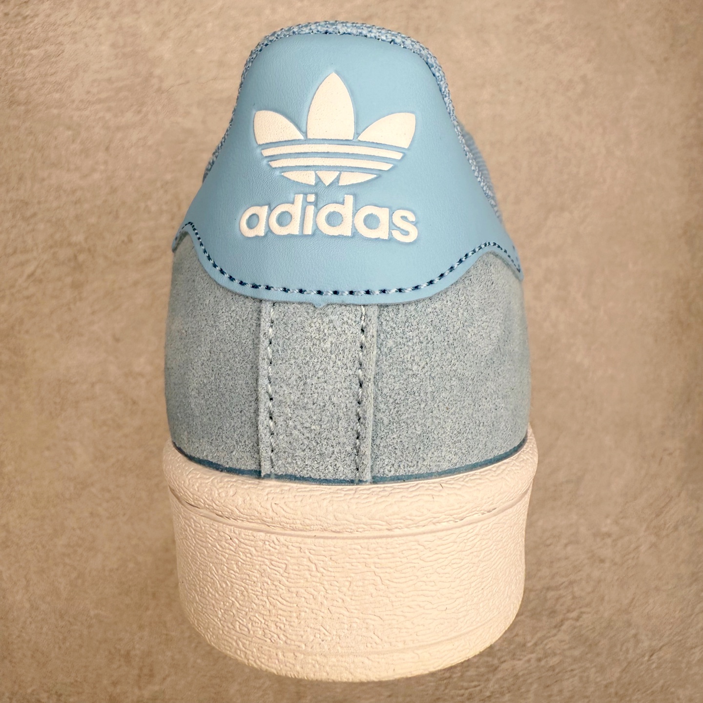 图片[8]-AD Originals Superstar 经典复古贝壳头板鞋 JS2488 诞生于1969年 是第一双将全皮面鞋 身与橡胶鞋头结合在一起的低帮篮球鞋 Superstar最开始 是作为高帮篮球鞋Pro Model的低帮版本而出现的 但因为其独特和醒目的橡胶鞋头造型而让大家熟知 被大家形象地称为\\\”shelltoe\\\”贝壳头 在70年代的美国职业篮球场上 接近3/4的NBA球员都将这双Superstar作为场上用鞋 80年代之后 经过不断的改良和发展 Superstar逐渐成为横跨时装、音乐、街头文化、休闲和运动等各大领域的时尚潮鞋 尺码：36 36.5 37 38 38.5 39 40 40.5 41 42 42.5 43 44 44.5 45-选品中心