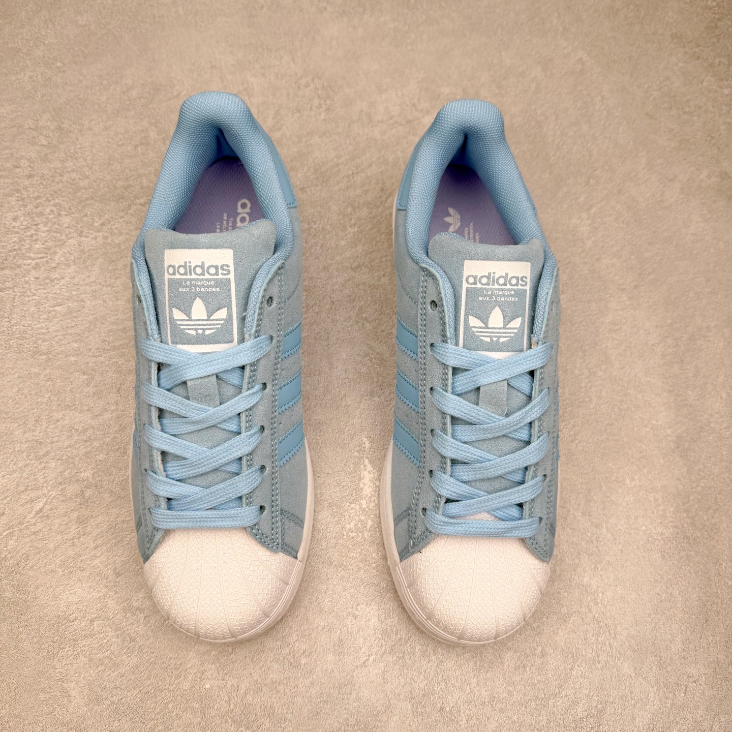 图片[2]-AD Originals Superstar 经典复古贝壳头板鞋 JS2488 诞生于1969年 是第一双将全皮面鞋 身与橡胶鞋头结合在一起的低帮篮球鞋 Superstar最开始 是作为高帮篮球鞋Pro Model的低帮版本而出现的 但因为其独特和醒目的橡胶鞋头造型而让大家熟知 被大家形象地称为\\\”shelltoe\\\”贝壳头 在70年代的美国职业篮球场上 接近3/4的NBA球员都将这双Superstar作为场上用鞋 80年代之后 经过不断的改良和发展 Superstar逐渐成为横跨时装、音乐、街头文化、休闲和运动等各大领域的时尚潮鞋 尺码：36 36.5 37 38 38.5 39 40 40.5 41 42 42.5 43 44 44.5 45-选品中心