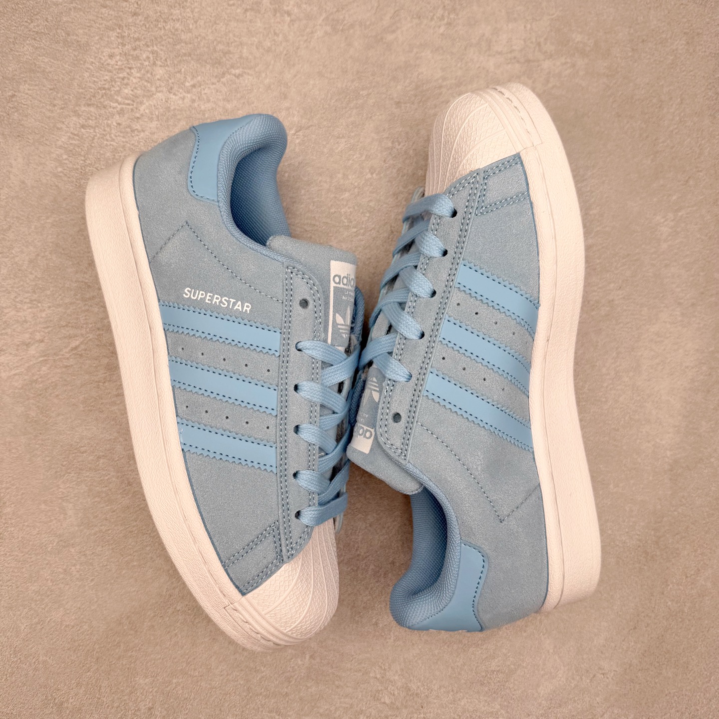 图片[3]-AD Originals Superstar 经典复古贝壳头板鞋 JS2488 诞生于1969年 是第一双将全皮面鞋 身与橡胶鞋头结合在一起的低帮篮球鞋 Superstar最开始 是作为高帮篮球鞋Pro Model的低帮版本而出现的 但因为其独特和醒目的橡胶鞋头造型而让大家熟知 被大家形象地称为\\\”shelltoe\\\”贝壳头 在70年代的美国职业篮球场上 接近3/4的NBA球员都将这双Superstar作为场上用鞋 80年代之后 经过不断的改良和发展 Superstar逐渐成为横跨时装、音乐、街头文化、休闲和运动等各大领域的时尚潮鞋 尺码：36 36.5 37 38 38.5 39 40 40.5 41 42 42.5 43 44 44.5 45-选品中心