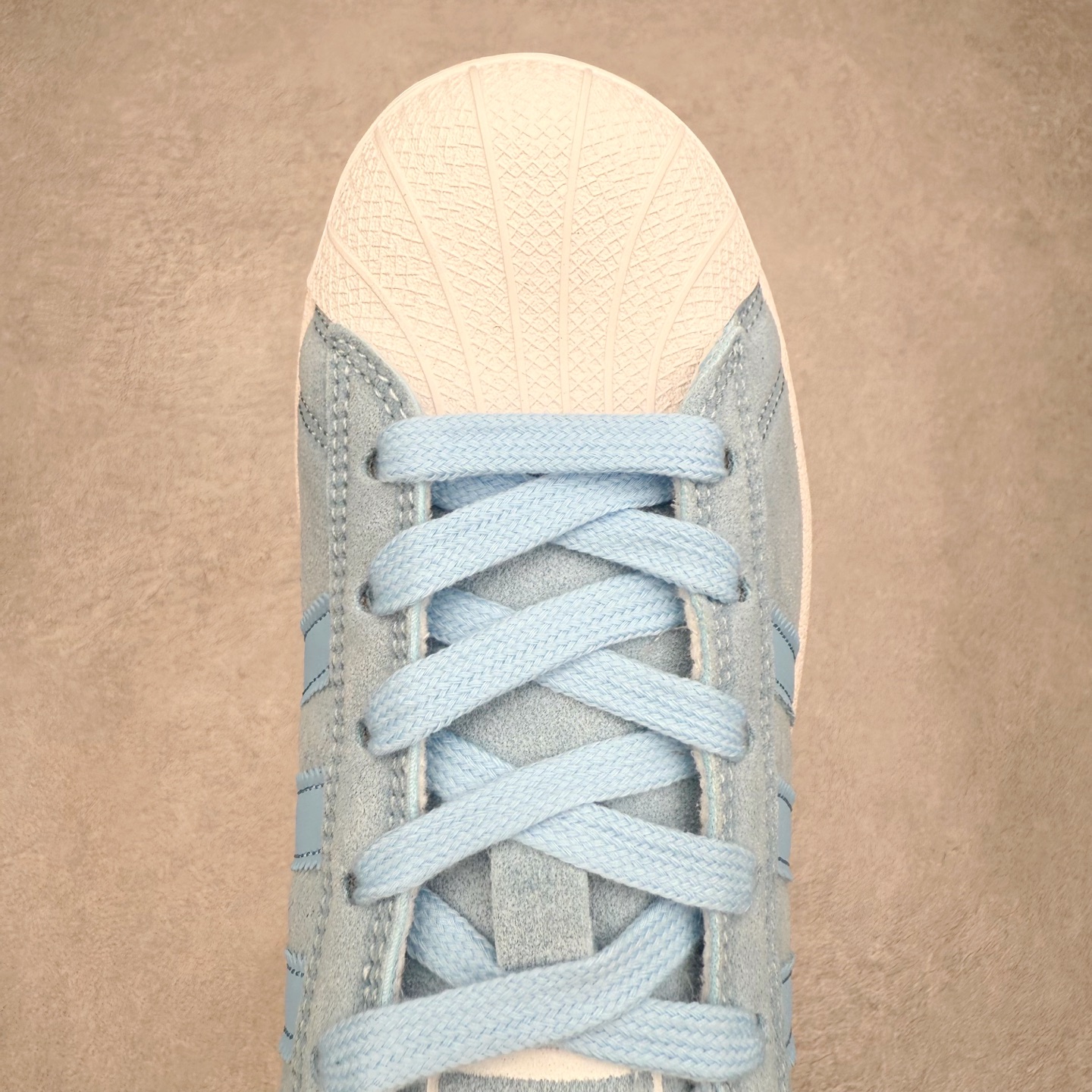 图片[4]-AD Originals Superstar 经典复古贝壳头板鞋 JS2488 诞生于1969年 是第一双将全皮面鞋 身与橡胶鞋头结合在一起的低帮篮球鞋 Superstar最开始 是作为高帮篮球鞋Pro Model的低帮版本而出现的 但因为其独特和醒目的橡胶鞋头造型而让大家熟知 被大家形象地称为\\\”shelltoe\\\”贝壳头 在70年代的美国职业篮球场上 接近3/4的NBA球员都将这双Superstar作为场上用鞋 80年代之后 经过不断的改良和发展 Superstar逐渐成为横跨时装、音乐、街头文化、休闲和运动等各大领域的时尚潮鞋 尺码：36 36.5 37 38 38.5 39 40 40.5 41 42 42.5 43 44 44.5 45-选品中心