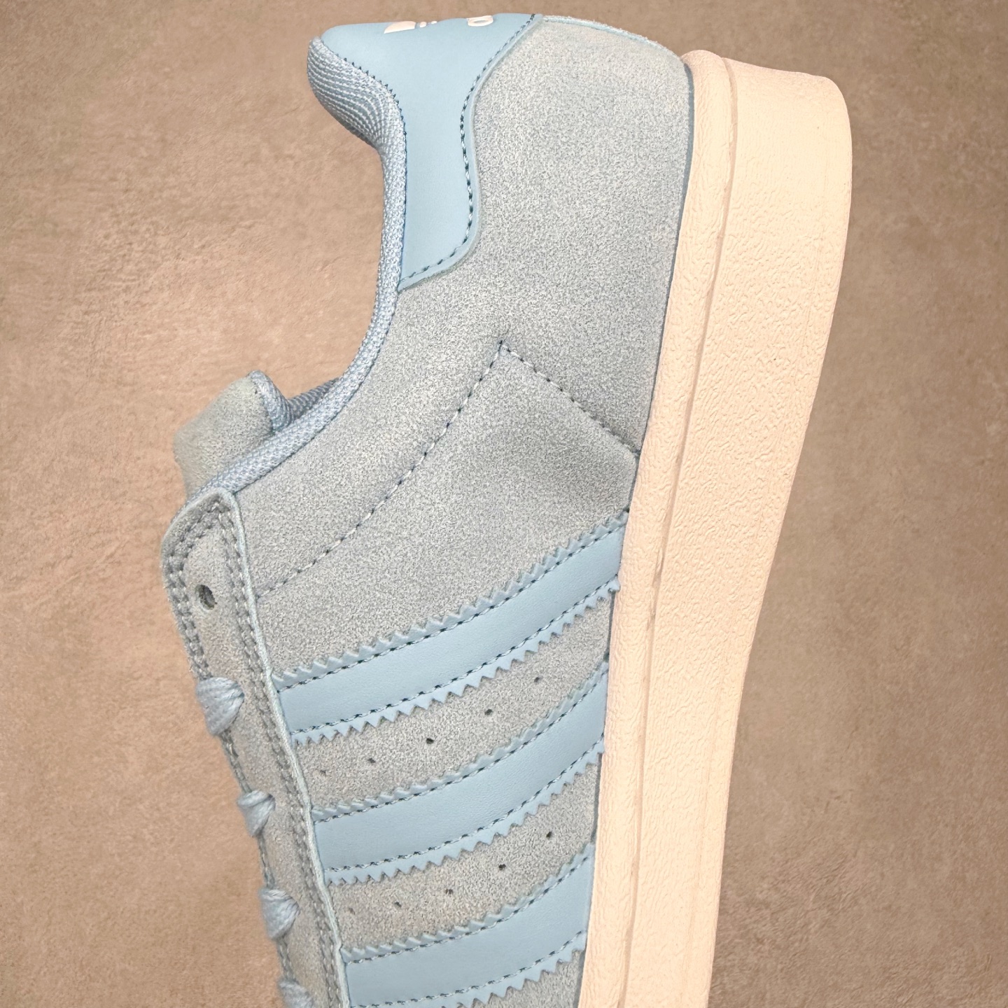 图片[7]-AD Originals Superstar 经典复古贝壳头板鞋 JS2488 诞生于1969年 是第一双将全皮面鞋 身与橡胶鞋头结合在一起的低帮篮球鞋 Superstar最开始 是作为高帮篮球鞋Pro Model的低帮版本而出现的 但因为其独特和醒目的橡胶鞋头造型而让大家熟知 被大家形象地称为\\\”shelltoe\\\”贝壳头 在70年代的美国职业篮球场上 接近3/4的NBA球员都将这双Superstar作为场上用鞋 80年代之后 经过不断的改良和发展 Superstar逐渐成为横跨时装、音乐、街头文化、休闲和运动等各大领域的时尚潮鞋 尺码：36 36.5 37 38 38.5 39 40 40.5 41 42 42.5 43 44 44.5 45-选品中心