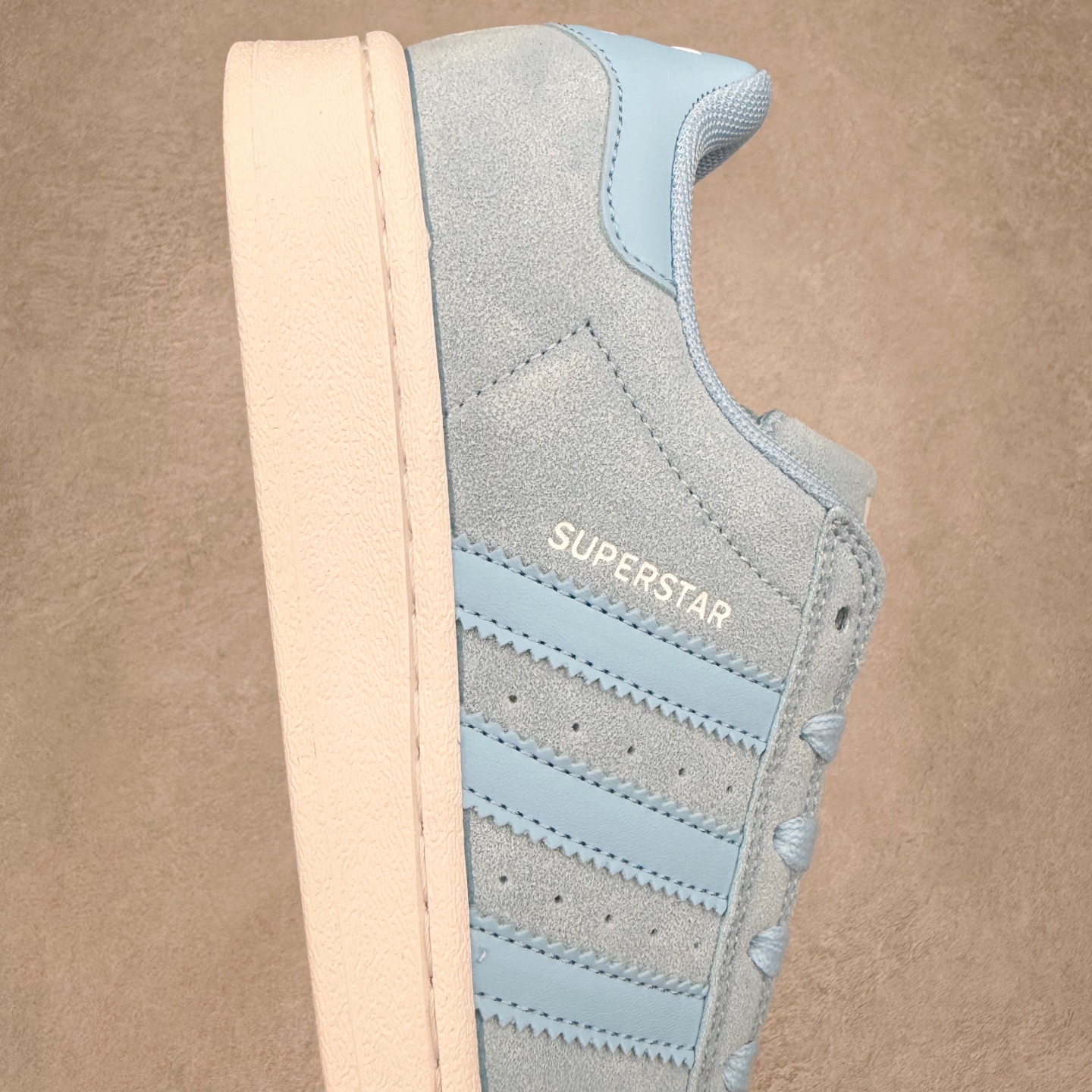 图片[6]-AD Originals Superstar 经典复古贝壳头板鞋 JS2488 诞生于1969年 是第一双将全皮面鞋 身与橡胶鞋头结合在一起的低帮篮球鞋 Superstar最开始 是作为高帮篮球鞋Pro Model的低帮版本而出现的 但因为其独特和醒目的橡胶鞋头造型而让大家熟知 被大家形象地称为\\\”shelltoe\\\”贝壳头 在70年代的美国职业篮球场上 接近3/4的NBA球员都将这双Superstar作为场上用鞋 80年代之后 经过不断的改良和发展 Superstar逐渐成为横跨时装、音乐、街头文化、休闲和运动等各大领域的时尚潮鞋 尺码：36 36.5 37 38 38.5 39 40 40.5 41 42 42.5 43 44 44.5 45-选品中心