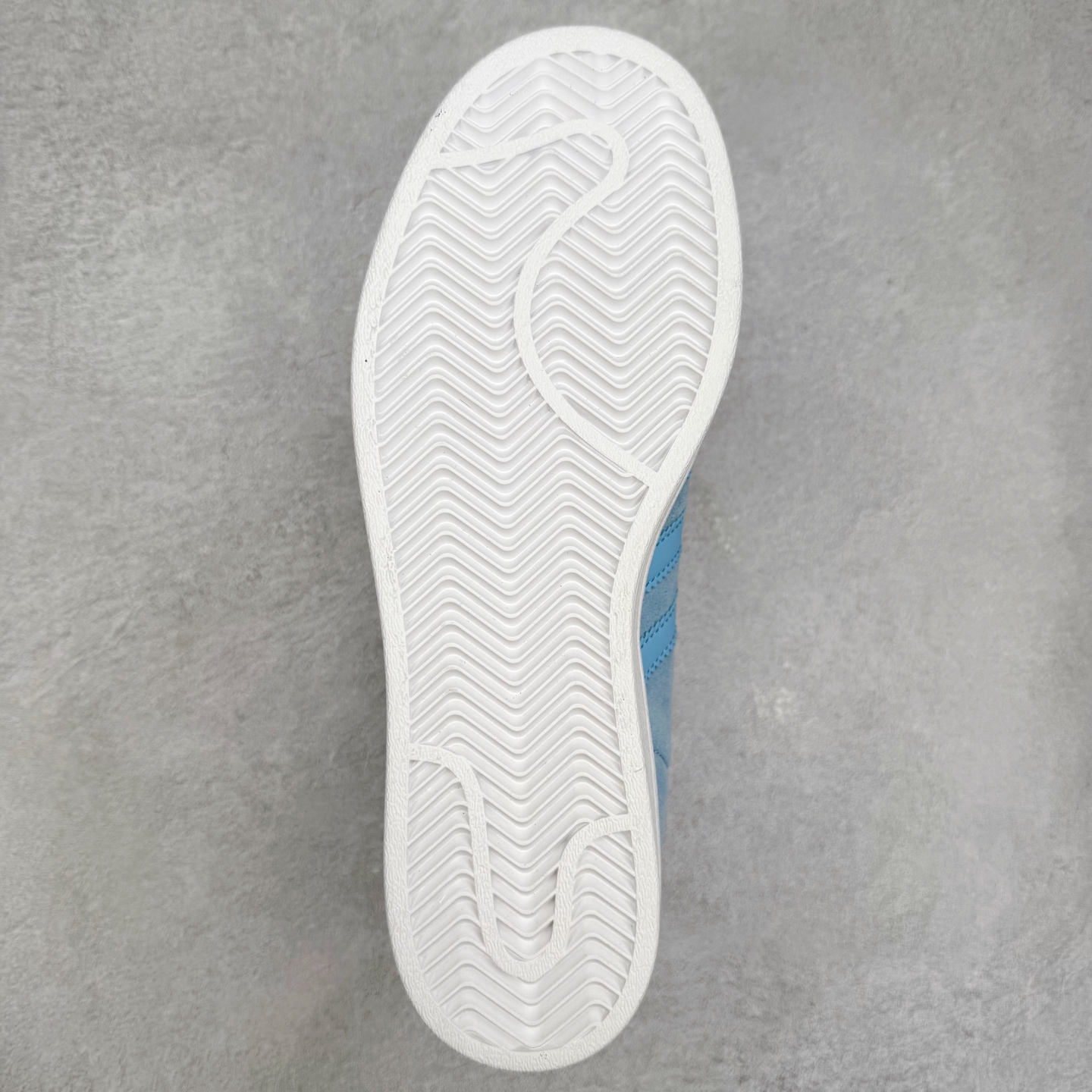 图片[9]-AD Originals Superstar 经典复古贝壳头板鞋 JS2488 诞生于1969年 是第一双将全皮面鞋 身与橡胶鞋头结合在一起的低帮篮球鞋 Superstar最开始 是作为高帮篮球鞋Pro Model的低帮版本而出现的 但因为其独特和醒目的橡胶鞋头造型而让大家熟知 被大家形象地称为\\\”shelltoe\\\”贝壳头 在70年代的美国职业篮球场上 接近3/4的NBA球员都将这双Superstar作为场上用鞋 80年代之后 经过不断的改良和发展 Superstar逐渐成为横跨时装、音乐、街头文化、休闲和运动等各大领域的时尚潮鞋 尺码：36 36.5 37 38 38.5 39 40 40.5 41 42 42.5 43 44 44.5 45-选品中心