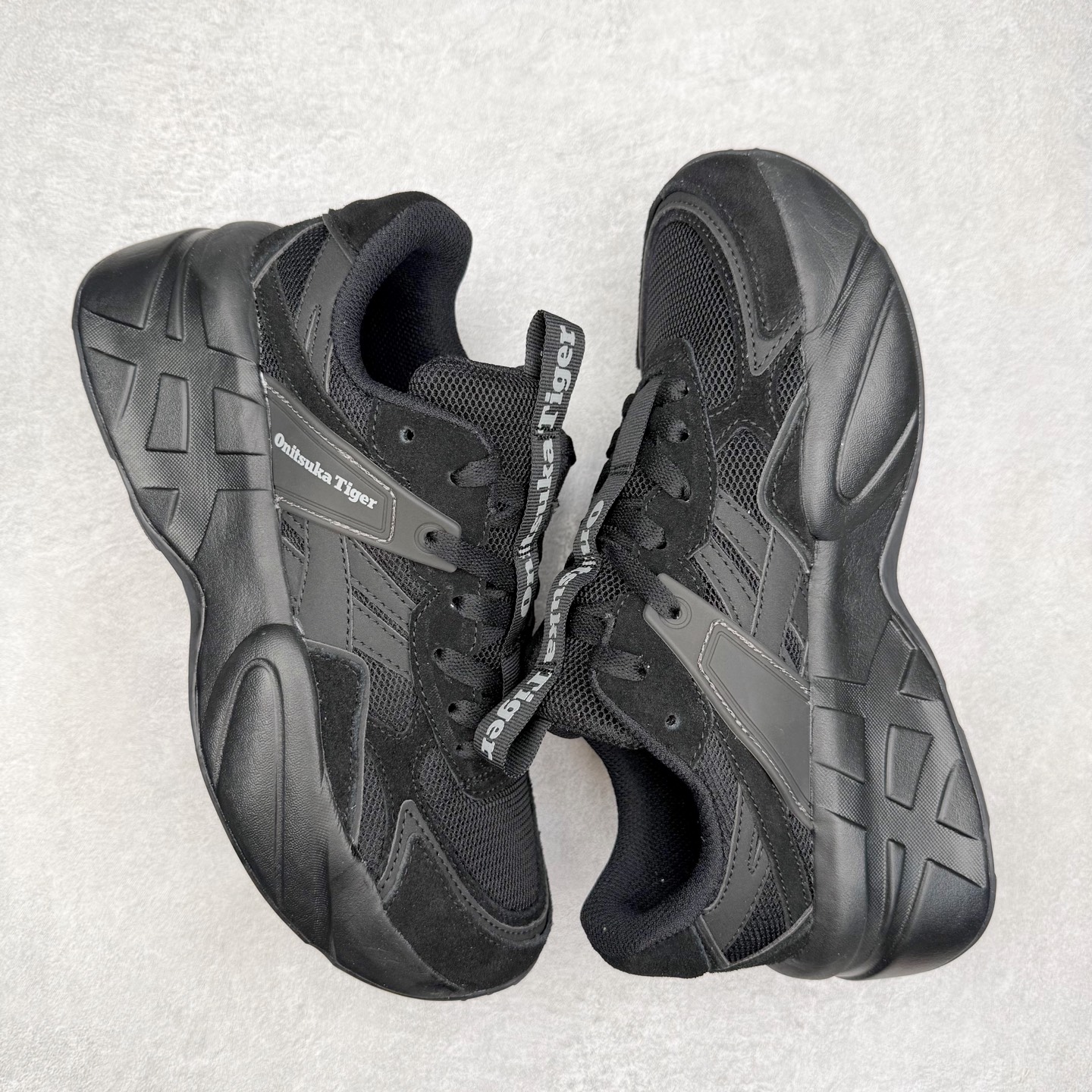 图片[3]-Onitsuka Tiger SP-1 鬼塚虎织物牛剖层革合成革厚底百搭减震耐磨低帮生活休闲鞋 鬼塚虎从运动中汲取灵感，并致力于打造融合舒适感受与创新设计的时尚品牌。品牌的设计风格既体现了对传统的致敬，同时也表达了对精致风格和现代创意的推崇。我们提供独具个性的全系列产品，打造从头到脚的整体穿搭。每件产品皆以精湛工艺匠心打造，细节考究，品质出众。尺码：36 37 37.5 38 39 39.5 40.5 41.5 42 42.5 43.5 44 45-选品中心