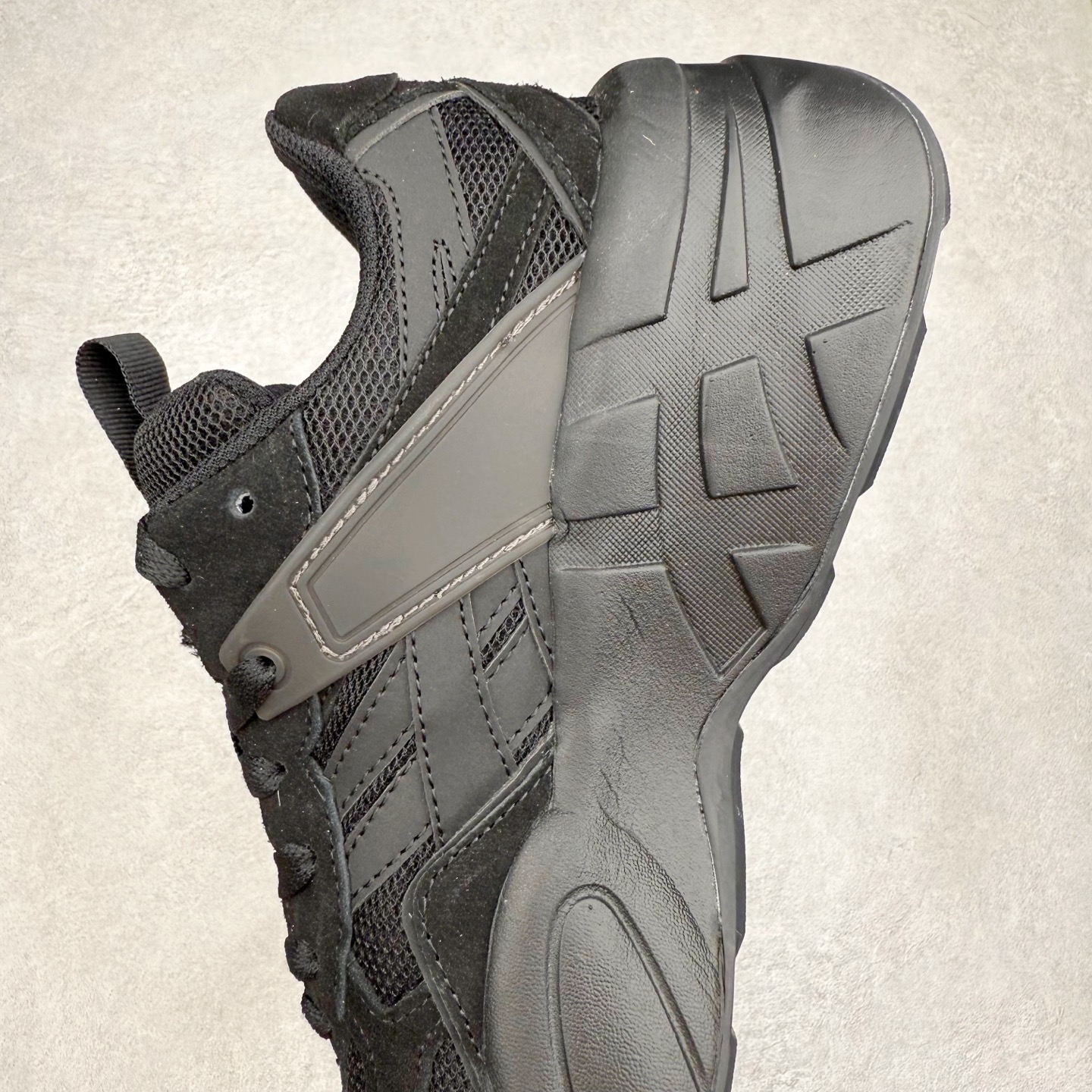 图片[7]-Onitsuka Tiger SP-1 鬼塚虎织物牛剖层革合成革厚底百搭减震耐磨低帮生活休闲鞋 鬼塚虎从运动中汲取灵感，并致力于打造融合舒适感受与创新设计的时尚品牌。品牌的设计风格既体现了对传统的致敬，同时也表达了对精致风格和现代创意的推崇。我们提供独具个性的全系列产品，打造从头到脚的整体穿搭。每件产品皆以精湛工艺匠心打造，细节考究，品质出众。尺码：36 37 37.5 38 39 39.5 40.5 41.5 42 42.5 43.5 44 45-选品中心