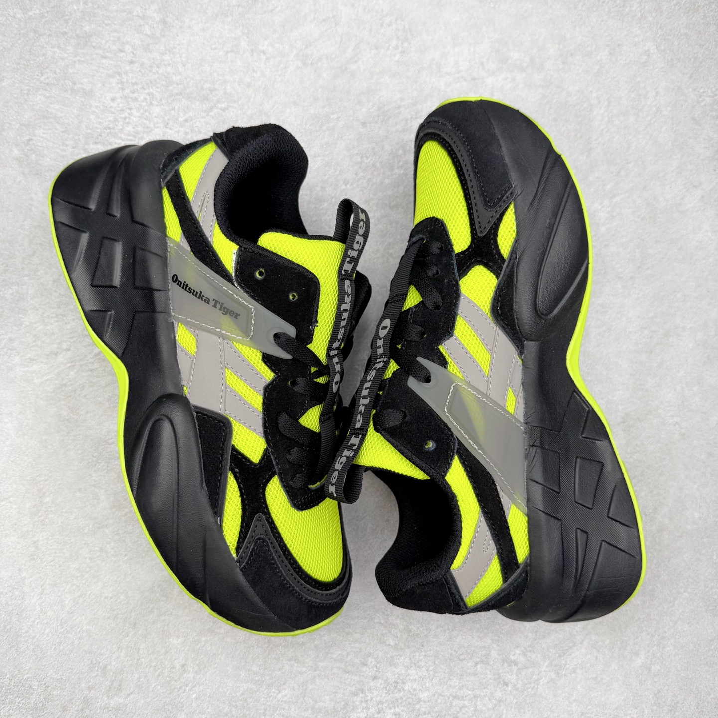 图片[3]-Onitsuka Tiger SP-1 鬼塚虎织物牛剖层革合成革厚底百搭减震耐磨低帮生活休闲鞋 鬼塚虎从运动中汲取灵感，并致力于打造融合舒适感受与创新设计的时尚品牌。品牌的设计风格既体现了对传统的致敬，同时也表达了对精致风格和现代创意的推崇。我们提供独具个性的全系列产品，打造从头到脚的整体穿搭。每件产品皆以精湛工艺匠心打造，细节考究，品质出众。尺码：36 37 37.5 38 39 39.5 40.5 41.5 42 42.5 43.5 44 45-选品中心