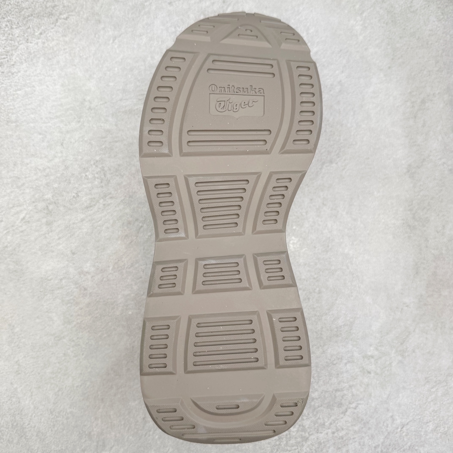 图片[9]-Onitsuka Tiger SP-1 鬼塚虎织物牛剖层革合成革厚底百搭减震耐磨低帮生活休闲鞋 鬼塚虎从运动中汲取灵感，并致力于打造融合舒适感受与创新设计的时尚品牌。品牌的设计风格既体现了对传统的致敬，同时也表达了对精致风格和现代创意的推崇。我们提供独具个性的全系列产品，打造从头到脚的整体穿搭。每件产品皆以精湛工艺匠心打造，细节考究，品质出众。尺码：36 37 37.5 38 39 39.5 40.5 41.5 42 42.5 43.5 44 45-选品中心