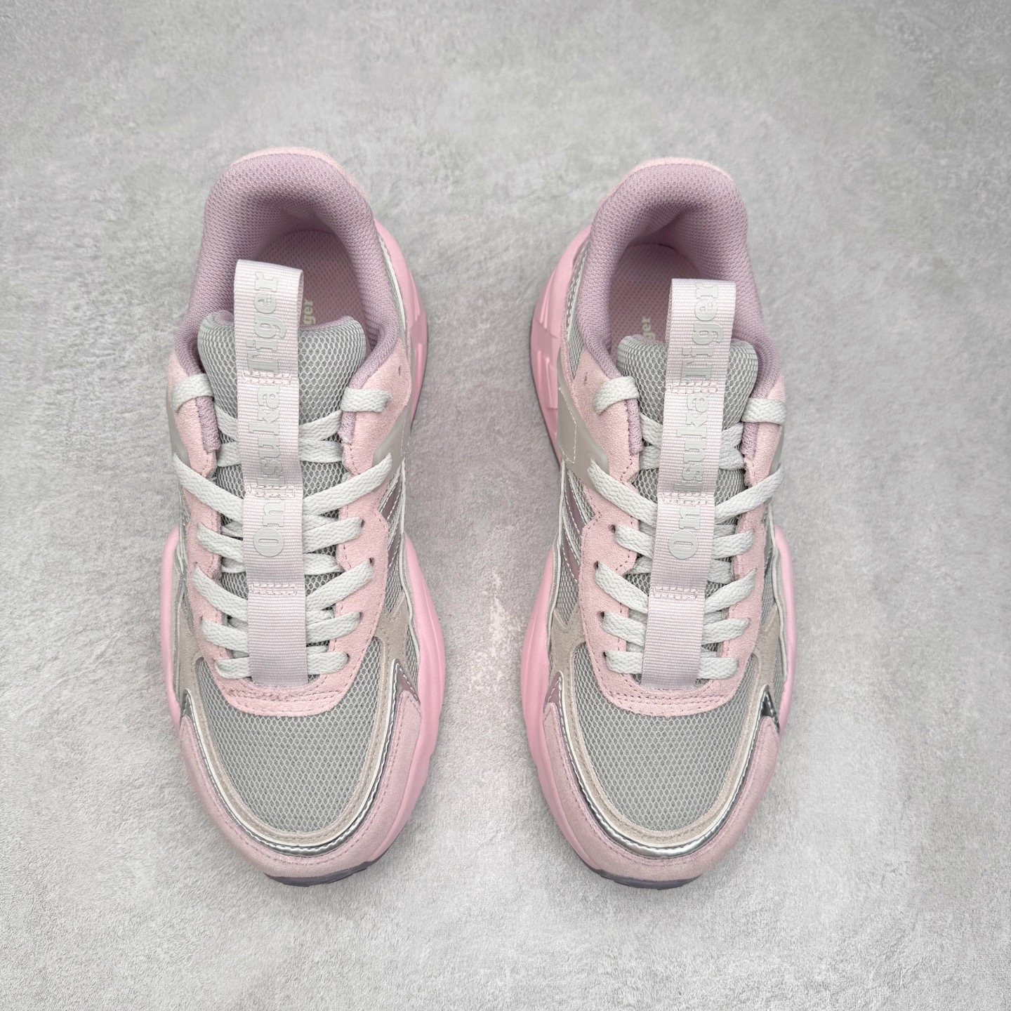 图片[2]-Onitsuka Tiger SP-1 鬼塚虎织物牛剖层革合成革厚底百搭减震耐磨低帮生活休闲鞋 鬼塚虎从运动中汲取灵感，并致力于打造融合舒适感受与创新设计的时尚品牌。品牌的设计风格既体现了对传统的致敬，同时也表达了对精致风格和现代创意的推崇。我们提供独具个性的全系列产品，打造从头到脚的整体穿搭。每件产品皆以精湛工艺匠心打造，细节考究，品质出众。尺码：36 37 37.5 38 39 39.5 40.5 41.5 42 42.5 43.5 44 45-选品中心