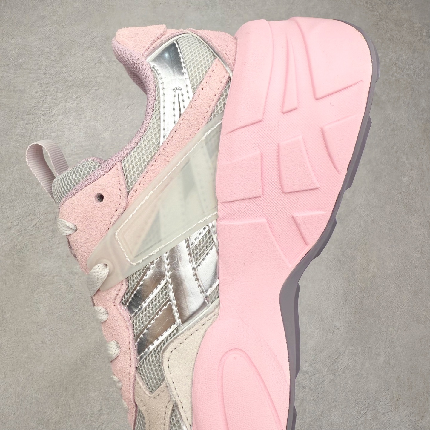 图片[7]-Onitsuka Tiger SP-1 鬼塚虎织物牛剖层革合成革厚底百搭减震耐磨低帮生活休闲鞋 鬼塚虎从运动中汲取灵感，并致力于打造融合舒适感受与创新设计的时尚品牌。品牌的设计风格既体现了对传统的致敬，同时也表达了对精致风格和现代创意的推崇。我们提供独具个性的全系列产品，打造从头到脚的整体穿搭。每件产品皆以精湛工艺匠心打造，细节考究，品质出众。尺码：36 37 37.5 38 39 39.5 40.5 41.5 42 42.5 43.5 44 45-选品中心