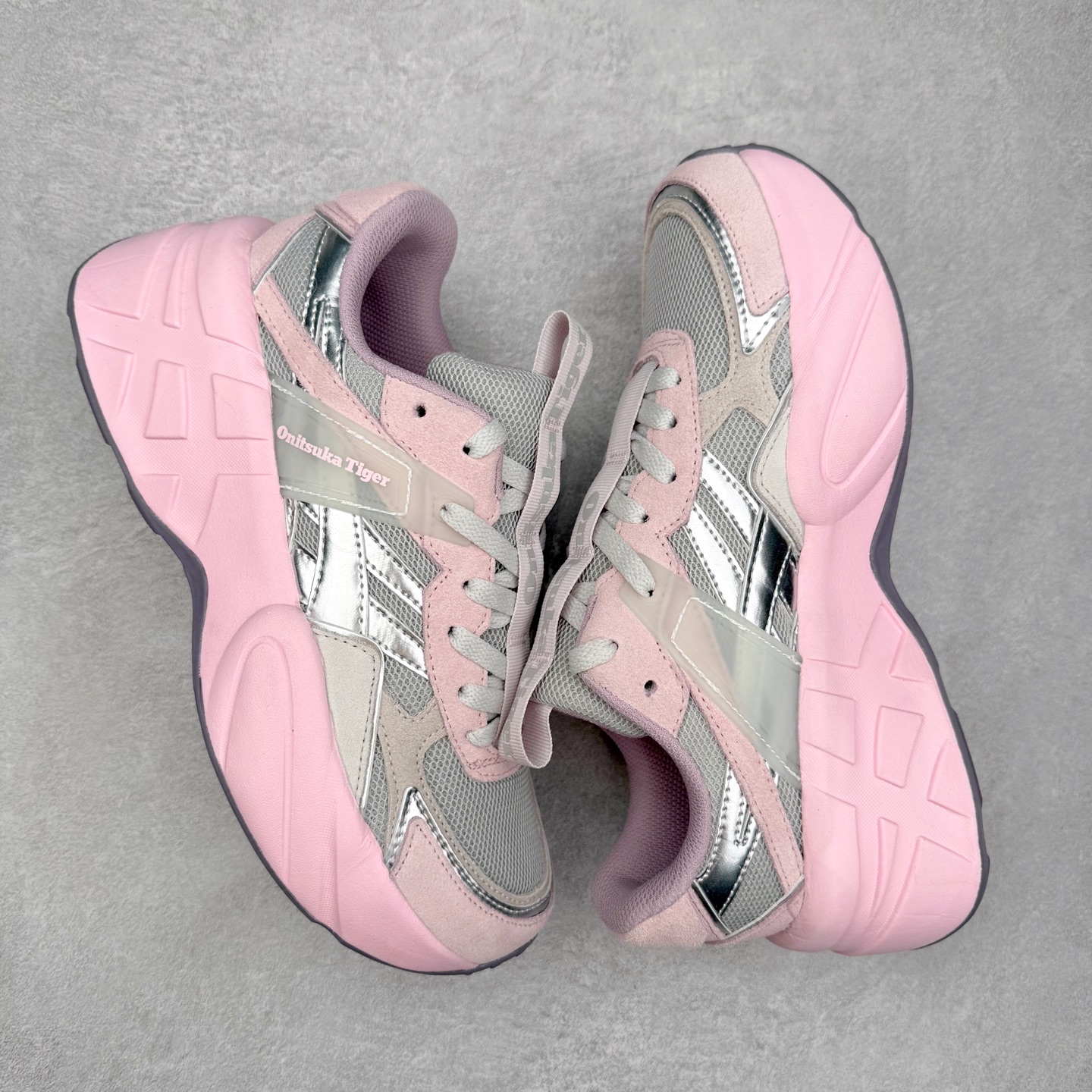 图片[3]-Onitsuka Tiger SP-1 鬼塚虎织物牛剖层革合成革厚底百搭减震耐磨低帮生活休闲鞋 鬼塚虎从运动中汲取灵感，并致力于打造融合舒适感受与创新设计的时尚品牌。品牌的设计风格既体现了对传统的致敬，同时也表达了对精致风格和现代创意的推崇。我们提供独具个性的全系列产品，打造从头到脚的整体穿搭。每件产品皆以精湛工艺匠心打造，细节考究，品质出众。尺码：36 37 37.5 38 39 39.5 40.5 41.5 42 42.5 43.5 44 45-选品中心