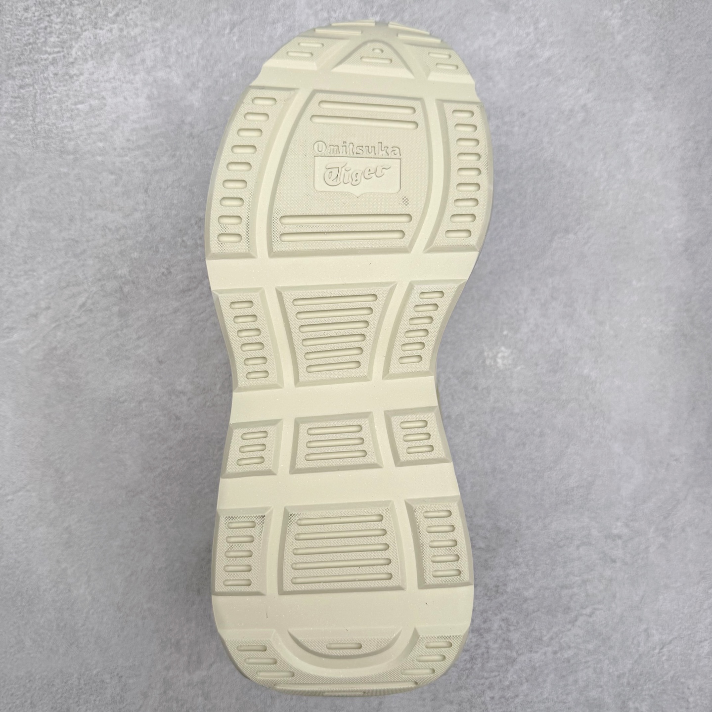 图片[9]-Onitsuka Tiger SP-1 鬼塚虎织物牛剖层革合成革厚底百搭减震耐磨低帮生活休闲鞋 鬼塚虎从运动中汲取灵感，并致力于打造融合舒适感受与创新设计的时尚品牌。品牌的设计风格既体现了对传统的致敬，同时也表达了对精致风格和现代创意的推崇。我们提供独具个性的全系列产品，打造从头到脚的整体穿搭。每件产品皆以精湛工艺匠心打造，细节考究，品质出众。尺码：36 37 37.5 38 39 39.5 40.5 41.5 42 42.5 43.5 44 45-选品中心