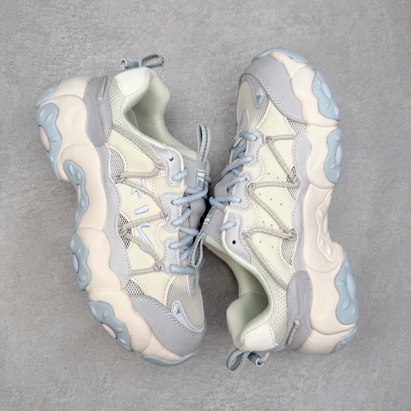 图片[3]-FILA斐乐 FLUID 6 猫爪织物合成革百搭潮流时尚个性运动复古经典减震耐磨低帮老爹鞋 FUSION 系列传承了 FILA 的百年基因，融入年轻运动及潮流文化，成为引领变革、创新突破的一代。以“1+N” 的跨界合作模式重现经典的同时创造经典。带来最出其不意的跨界合作惊喜。同时，FILAFUSION把FILA 的 DNA 融入到定制体验里，你可以随心制造厲于你的产品。FILA FUSION 的鞋家族涵盖了老爹鞋、跑步鞋、网球鞋、季节款。风格复古新潮，满足了时尚人士出行及各类运动的搭配需求，成为当下年轻人筷拥的鞋类品牌之一。FILA FUSION 走进年轻人的世界，通过年轻人运动，街舞，滑板，篮球，展现 FILA FUSION 的潮流态度和年轻文化。FILA FUSION 认为末来属于引领变革、创新突破的年轻一代，让我们一起构成 FILA 未来的蓝图吧！尺码：35.5 36 36.5 37.5 38 38.5 39 40 40.5 41 42 42.5 43 44 44.5 45-选品中心