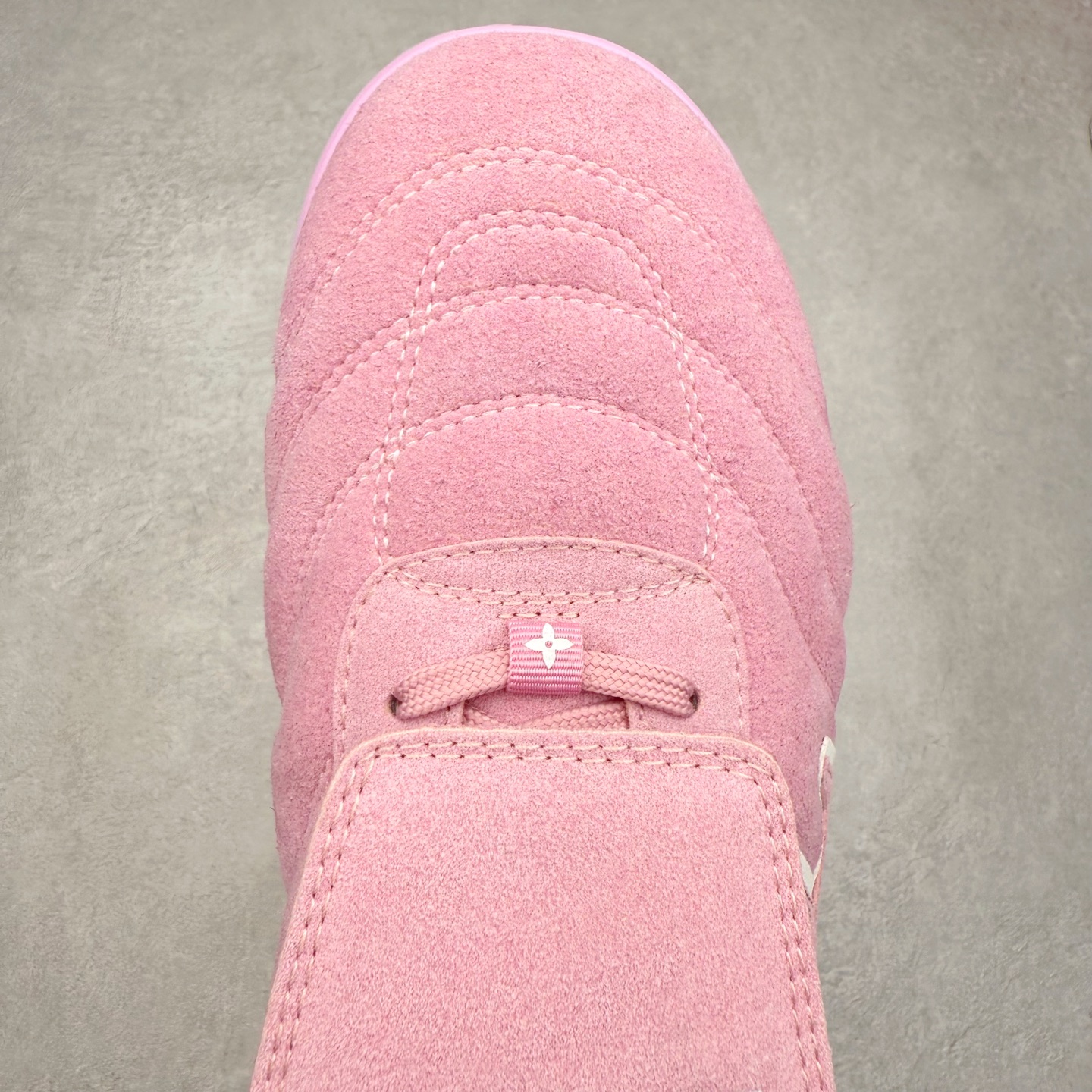 图片[4]-LOUIS VUITTON Footprint Soccer LV 皮革 2025春夏男士系列圆头系带低帮生活休闲鞋 2025春夏系列时装展中亮相，是Pharrell Williams 首次以足球鞋为灵感设计的运动鞋。鞋款的灵感来自跨越世代和文化的足球运动，呼应2025春夏系列时装展团结一致、全民参与的主题。鞋款以流丽的设计著称，侧面以富动感的IV Initials标志点缀，鞋舌缀有灵感来自足球队伍的Lvers United徽章，而脚掌纹橡胶鞋底饰有多款路易威登标志 时髦休闲穿搭 时尚界的弄潮儿 实拍调校N版已经零色差零失真 百分百还原实物色彩所见即所得 不存在货不对板色差等低级问题 选购参考实物拍摄 不混卖不参货 只用心做好货严格选品 承诺混一赔十 尺码：36 37 38 39 40 41 42 43 44 45 46-选品中心