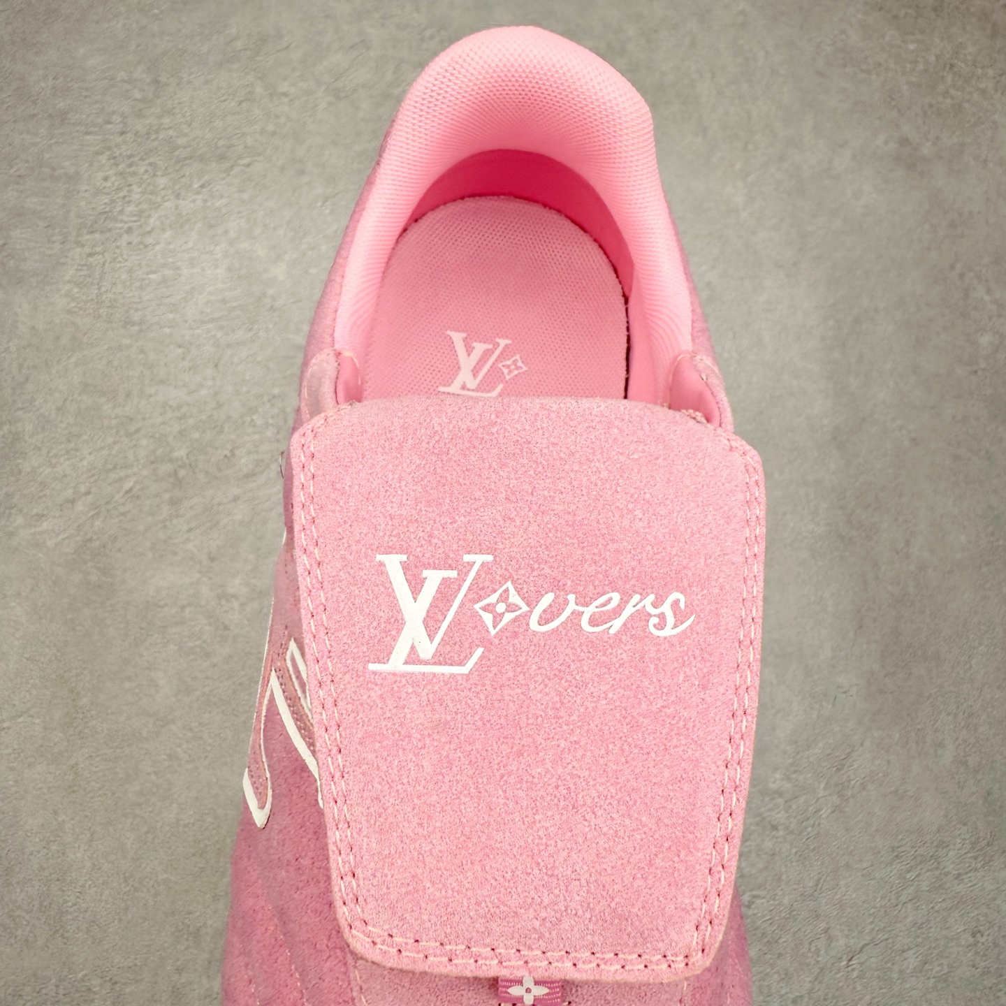 图片[5]-LOUIS VUITTON Footprint Soccer LV 皮革 2025春夏男士系列圆头系带低帮生活休闲鞋 2025春夏系列时装展中亮相，是Pharrell Williams 首次以足球鞋为灵感设计的运动鞋。鞋款的灵感来自跨越世代和文化的足球运动，呼应2025春夏系列时装展团结一致、全民参与的主题。鞋款以流丽的设计著称，侧面以富动感的IV Initials标志点缀，鞋舌缀有灵感来自足球队伍的Lvers United徽章，而脚掌纹橡胶鞋底饰有多款路易威登标志 时髦休闲穿搭 时尚界的弄潮儿 实拍调校N版已经零色差零失真 百分百还原实物色彩所见即所得 不存在货不对板色差等低级问题 选购参考实物拍摄 不混卖不参货 只用心做好货严格选品 承诺混一赔十 尺码：36 37 38 39 40 41 42 43 44 45 46-选品中心