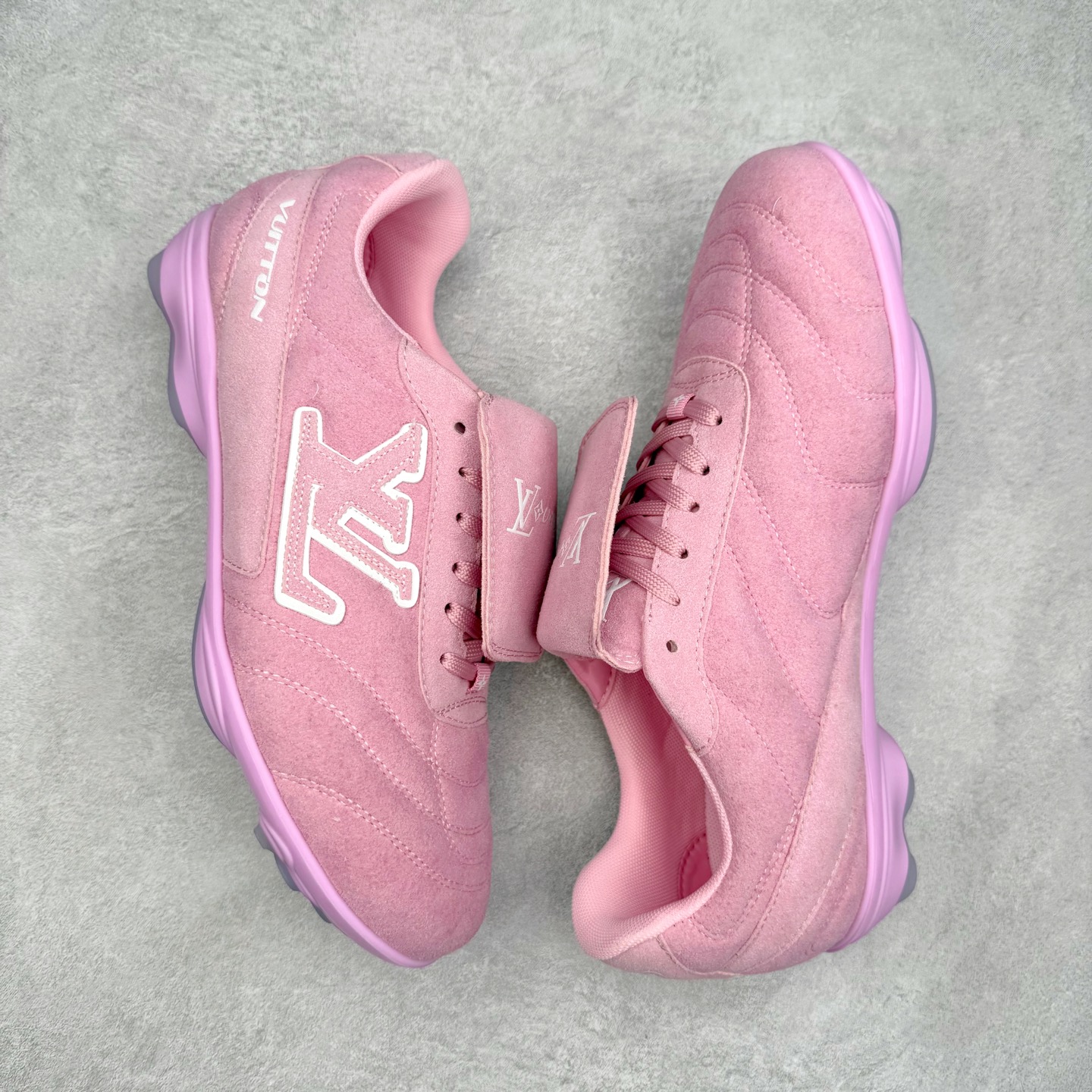 图片[3]-LOUIS VUITTON Footprint Soccer LV 皮革 2025春夏男士系列圆头系带低帮生活休闲鞋 2025春夏系列时装展中亮相，是Pharrell Williams 首次以足球鞋为灵感设计的运动鞋。鞋款的灵感来自跨越世代和文化的足球运动，呼应2025春夏系列时装展团结一致、全民参与的主题。鞋款以流丽的设计著称，侧面以富动感的IV Initials标志点缀，鞋舌缀有灵感来自足球队伍的Lvers United徽章，而脚掌纹橡胶鞋底饰有多款路易威登标志 时髦休闲穿搭 时尚界的弄潮儿 实拍调校N版已经零色差零失真 百分百还原实物色彩所见即所得 不存在货不对板色差等低级问题 选购参考实物拍摄 不混卖不参货 只用心做好货严格选品 承诺混一赔十 尺码：36 37 38 39 40 41 42 43 44 45 46-选品中心