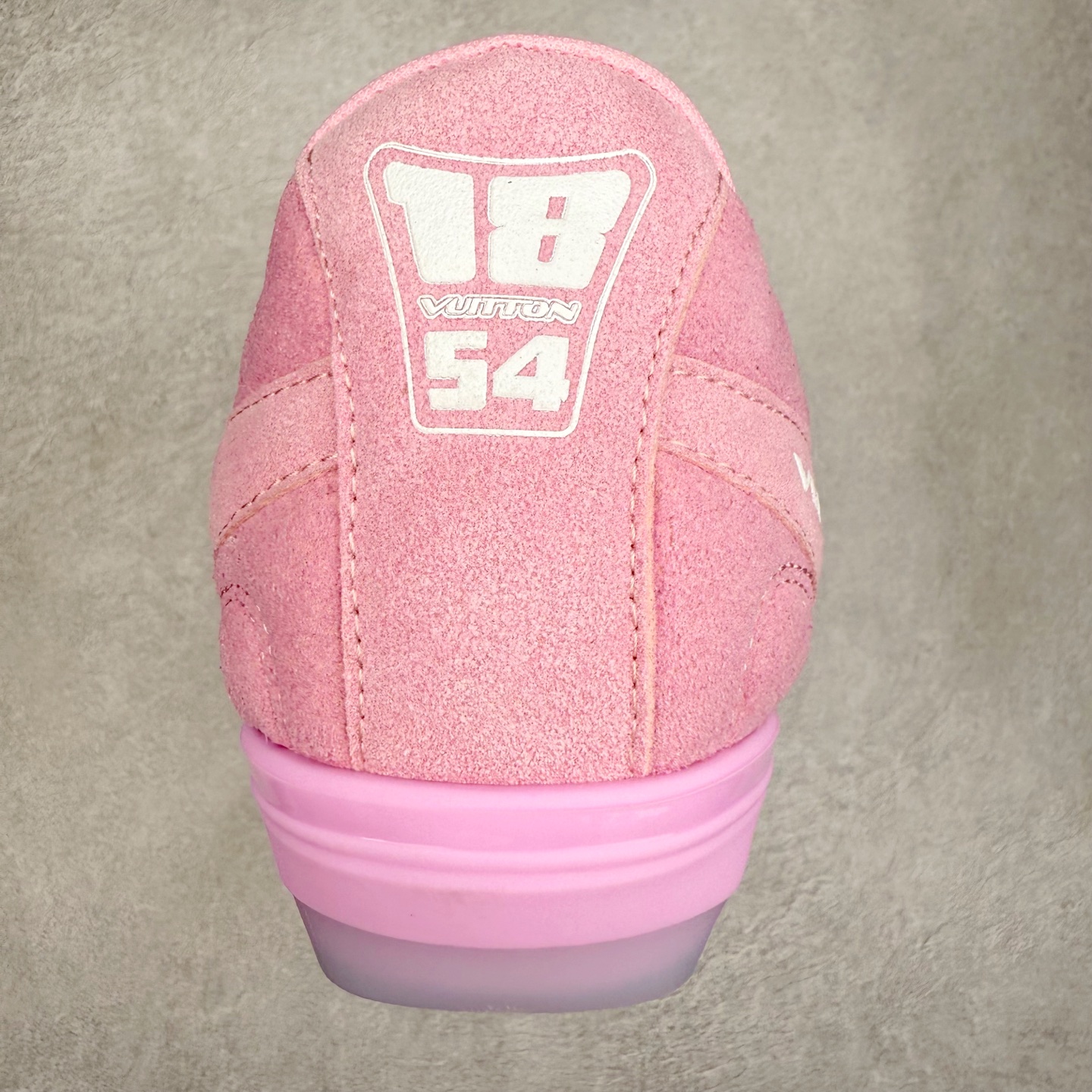 图片[8]-LOUIS VUITTON Footprint Soccer LV 皮革 2025春夏男士系列圆头系带低帮生活休闲鞋 2025春夏系列时装展中亮相，是Pharrell Williams 首次以足球鞋为灵感设计的运动鞋。鞋款的灵感来自跨越世代和文化的足球运动，呼应2025春夏系列时装展团结一致、全民参与的主题。鞋款以流丽的设计著称，侧面以富动感的IV Initials标志点缀，鞋舌缀有灵感来自足球队伍的Lvers United徽章，而脚掌纹橡胶鞋底饰有多款路易威登标志 时髦休闲穿搭 时尚界的弄潮儿 实拍调校N版已经零色差零失真 百分百还原实物色彩所见即所得 不存在货不对板色差等低级问题 选购参考实物拍摄 不混卖不参货 只用心做好货严格选品 承诺混一赔十 尺码：36 37 38 39 40 41 42 43 44 45 46-选品中心