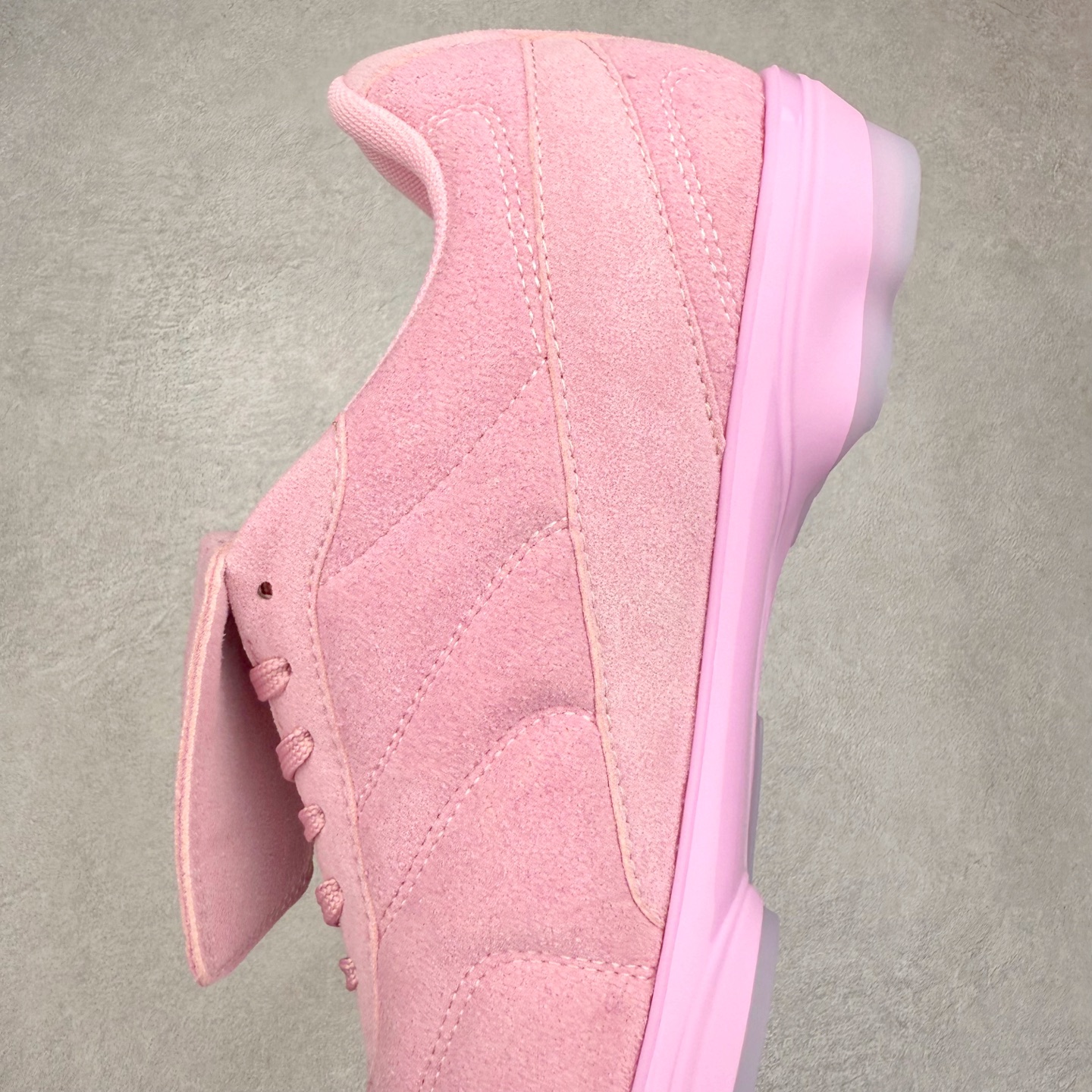 图片[7]-LOUIS VUITTON Footprint Soccer LV 皮革 2025春夏男士系列圆头系带低帮生活休闲鞋 2025春夏系列时装展中亮相，是Pharrell Williams 首次以足球鞋为灵感设计的运动鞋。鞋款的灵感来自跨越世代和文化的足球运动，呼应2025春夏系列时装展团结一致、全民参与的主题。鞋款以流丽的设计著称，侧面以富动感的IV Initials标志点缀，鞋舌缀有灵感来自足球队伍的Lvers United徽章，而脚掌纹橡胶鞋底饰有多款路易威登标志 时髦休闲穿搭 时尚界的弄潮儿 实拍调校N版已经零色差零失真 百分百还原实物色彩所见即所得 不存在货不对板色差等低级问题 选购参考实物拍摄 不混卖不参货 只用心做好货严格选品 承诺混一赔十 尺码：36 37 38 39 40 41 42 43 44 45 46-选品中心