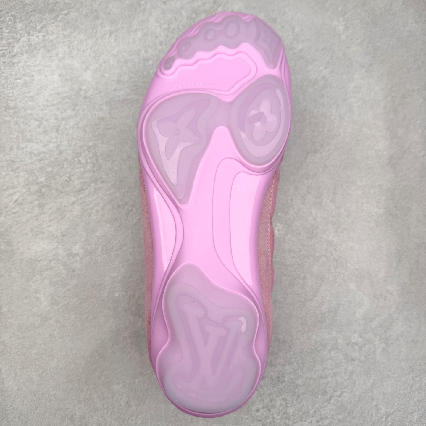 图片[9]-LOUIS VUITTON Footprint Soccer LV 皮革 2025春夏男士系列圆头系带低帮生活休闲鞋 2025春夏系列时装展中亮相，是Pharrell Williams 首次以足球鞋为灵感设计的运动鞋。鞋款的灵感来自跨越世代和文化的足球运动，呼应2025春夏系列时装展团结一致、全民参与的主题。鞋款以流丽的设计著称，侧面以富动感的IV Initials标志点缀，鞋舌缀有灵感来自足球队伍的Lvers United徽章，而脚掌纹橡胶鞋底饰有多款路易威登标志 时髦休闲穿搭 时尚界的弄潮儿 实拍调校N版已经零色差零失真 百分百还原实物色彩所见即所得 不存在货不对板色差等低级问题 选购参考实物拍摄 不混卖不参货 只用心做好货严格选品 承诺混一赔十 尺码：36 37 38 39 40 41 42 43 44 45 46-选品中心