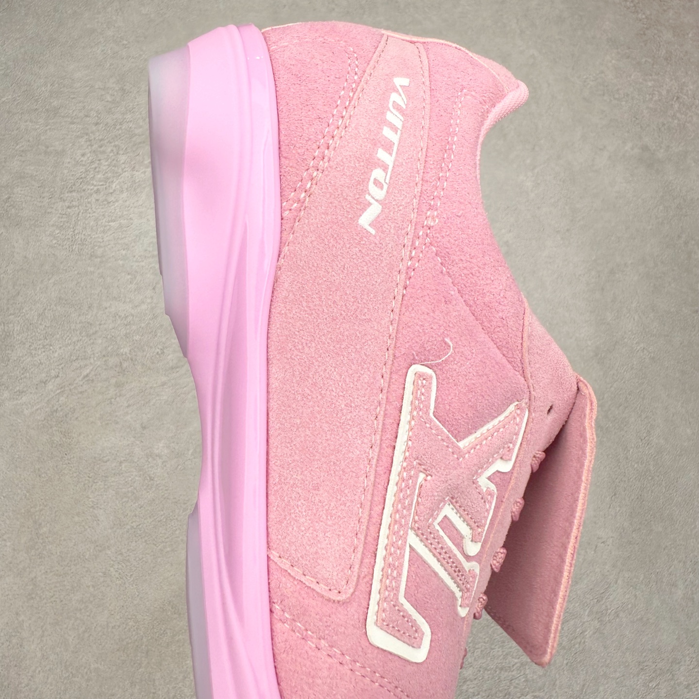 图片[6]-LOUIS VUITTON Footprint Soccer LV 皮革 2025春夏男士系列圆头系带低帮生活休闲鞋 2025春夏系列时装展中亮相，是Pharrell Williams 首次以足球鞋为灵感设计的运动鞋。鞋款的灵感来自跨越世代和文化的足球运动，呼应2025春夏系列时装展团结一致、全民参与的主题。鞋款以流丽的设计著称，侧面以富动感的IV Initials标志点缀，鞋舌缀有灵感来自足球队伍的Lvers United徽章，而脚掌纹橡胶鞋底饰有多款路易威登标志 时髦休闲穿搭 时尚界的弄潮儿 实拍调校N版已经零色差零失真 百分百还原实物色彩所见即所得 不存在货不对板色差等低级问题 选购参考实物拍摄 不混卖不参货 只用心做好货严格选品 承诺混一赔十 尺码：36 37 38 39 40 41 42 43 44 45 46-选品中心