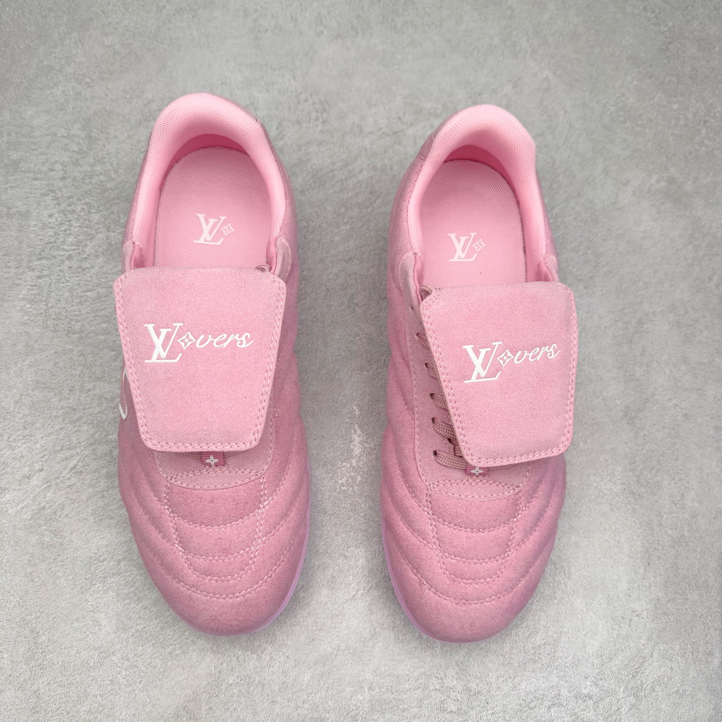 图片[2]-LOUIS VUITTON Footprint Soccer LV 皮革 2025春夏男士系列圆头系带低帮生活休闲鞋 2025春夏系列时装展中亮相，是Pharrell Williams 首次以足球鞋为灵感设计的运动鞋。鞋款的灵感来自跨越世代和文化的足球运动，呼应2025春夏系列时装展团结一致、全民参与的主题。鞋款以流丽的设计著称，侧面以富动感的IV Initials标志点缀，鞋舌缀有灵感来自足球队伍的Lvers United徽章，而脚掌纹橡胶鞋底饰有多款路易威登标志 时髦休闲穿搭 时尚界的弄潮儿 实拍调校N版已经零色差零失真 百分百还原实物色彩所见即所得 不存在货不对板色差等低级问题 选购参考实物拍摄 不混卖不参货 只用心做好货严格选品 承诺混一赔十 尺码：36 37 38 39 40 41 42 43 44 45 46-选品中心