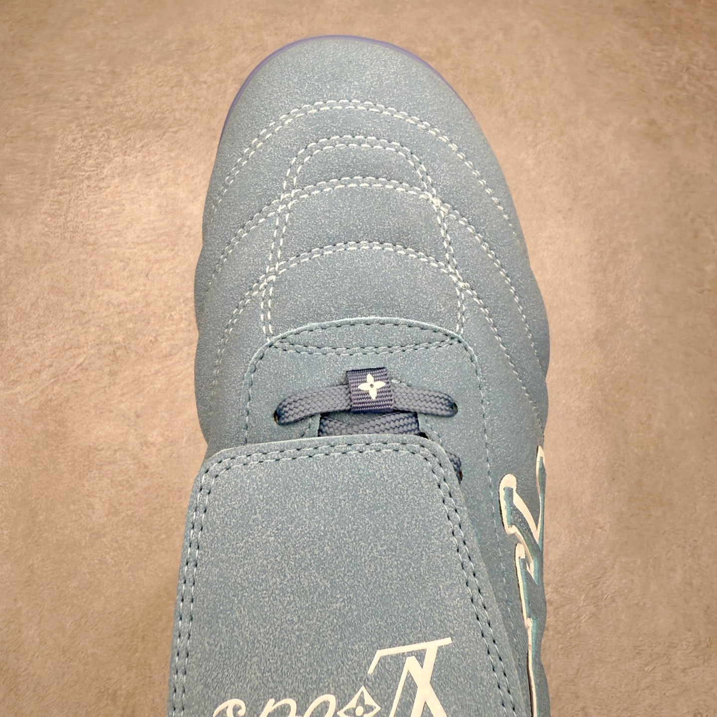 图片[4]-LOUIS VUITTON Footprint Soccer LV 皮革 2025春夏男士系列圆头系带低帮生活休闲鞋 2025春夏系列时装展中亮相，是Pharrell Williams 首次以足球鞋为灵感设计的运动鞋。鞋款的灵感来自跨越世代和文化的足球运动，呼应2025春夏系列时装展团结一致、全民参与的主题。鞋款以流丽的设计著称，侧面以富动感的IV Initials标志点缀，鞋舌缀有灵感来自足球队伍的Lvers United徽章，而脚掌纹橡胶鞋底饰有多款路易威登标志 时髦休闲穿搭 时尚界的弄潮儿 实拍调校N版已经零色差零失真 百分百还原实物色彩所见即所得 不存在货不对板色差等低级问题 选购参考实物拍摄 不混卖不参货 只用心做好货严格选品 承诺混一赔十 尺码：36 37 38 39 40 41 42 43 44 45 46-选品中心