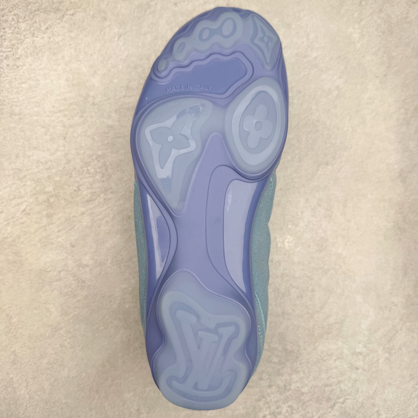 图片[9]-LOUIS VUITTON Footprint Soccer LV 皮革 2025春夏男士系列圆头系带低帮生活休闲鞋 2025春夏系列时装展中亮相，是Pharrell Williams 首次以足球鞋为灵感设计的运动鞋。鞋款的灵感来自跨越世代和文化的足球运动，呼应2025春夏系列时装展团结一致、全民参与的主题。鞋款以流丽的设计著称，侧面以富动感的IV Initials标志点缀，鞋舌缀有灵感来自足球队伍的Lvers United徽章，而脚掌纹橡胶鞋底饰有多款路易威登标志 时髦休闲穿搭 时尚界的弄潮儿 实拍调校N版已经零色差零失真 百分百还原实物色彩所见即所得 不存在货不对板色差等低级问题 选购参考实物拍摄 不混卖不参货 只用心做好货严格选品 承诺混一赔十 尺码：36 37 38 39 40 41 42 43 44 45 46-选品中心