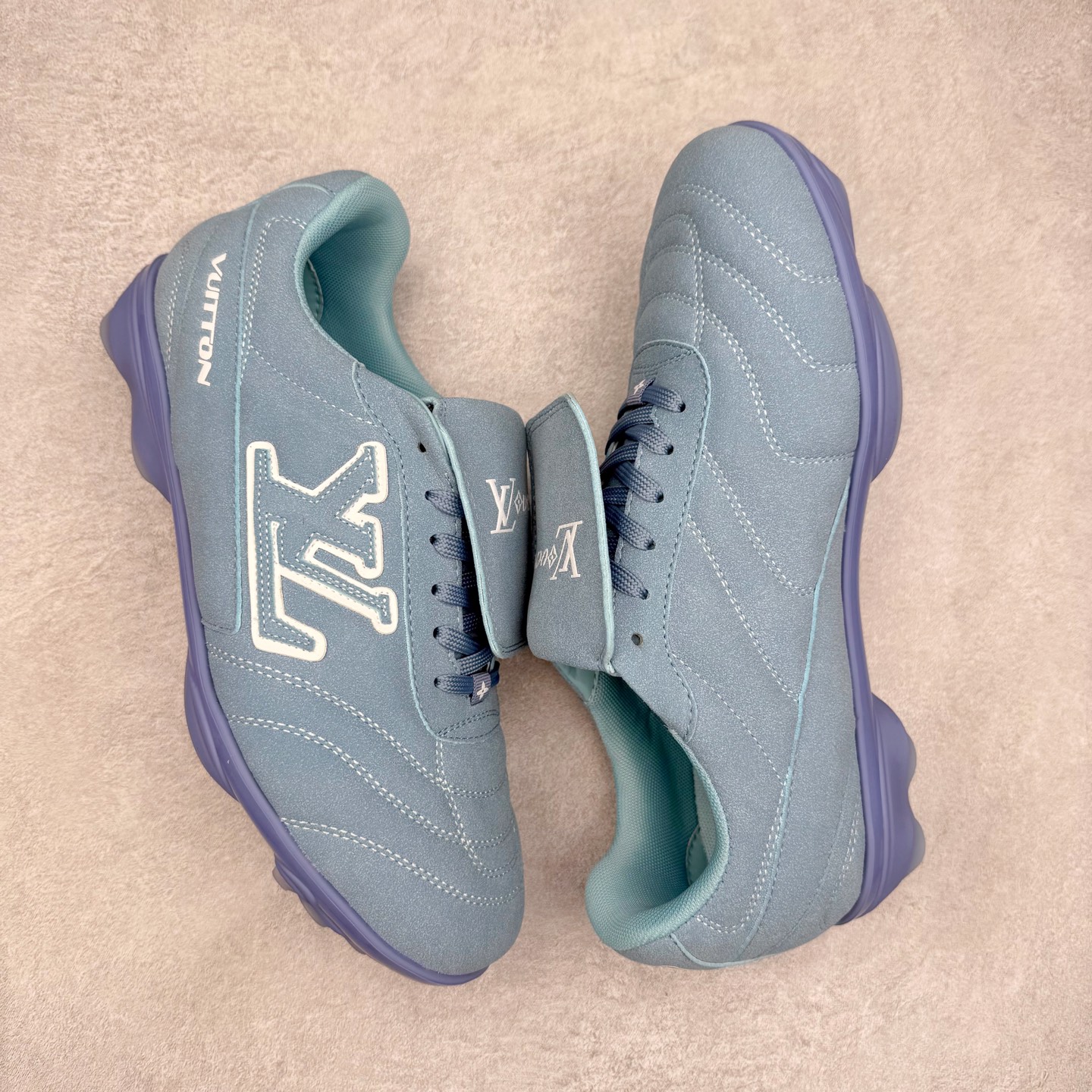 图片[3]-LOUIS VUITTON Footprint Soccer LV 皮革 2025春夏男士系列圆头系带低帮生活休闲鞋 2025春夏系列时装展中亮相，是Pharrell Williams 首次以足球鞋为灵感设计的运动鞋。鞋款的灵感来自跨越世代和文化的足球运动，呼应2025春夏系列时装展团结一致、全民参与的主题。鞋款以流丽的设计著称，侧面以富动感的IV Initials标志点缀，鞋舌缀有灵感来自足球队伍的Lvers United徽章，而脚掌纹橡胶鞋底饰有多款路易威登标志 时髦休闲穿搭 时尚界的弄潮儿 实拍调校N版已经零色差零失真 百分百还原实物色彩所见即所得 不存在货不对板色差等低级问题 选购参考实物拍摄 不混卖不参货 只用心做好货严格选品 承诺混一赔十 尺码：36 37 38 39 40 41 42 43 44 45 46-选品中心