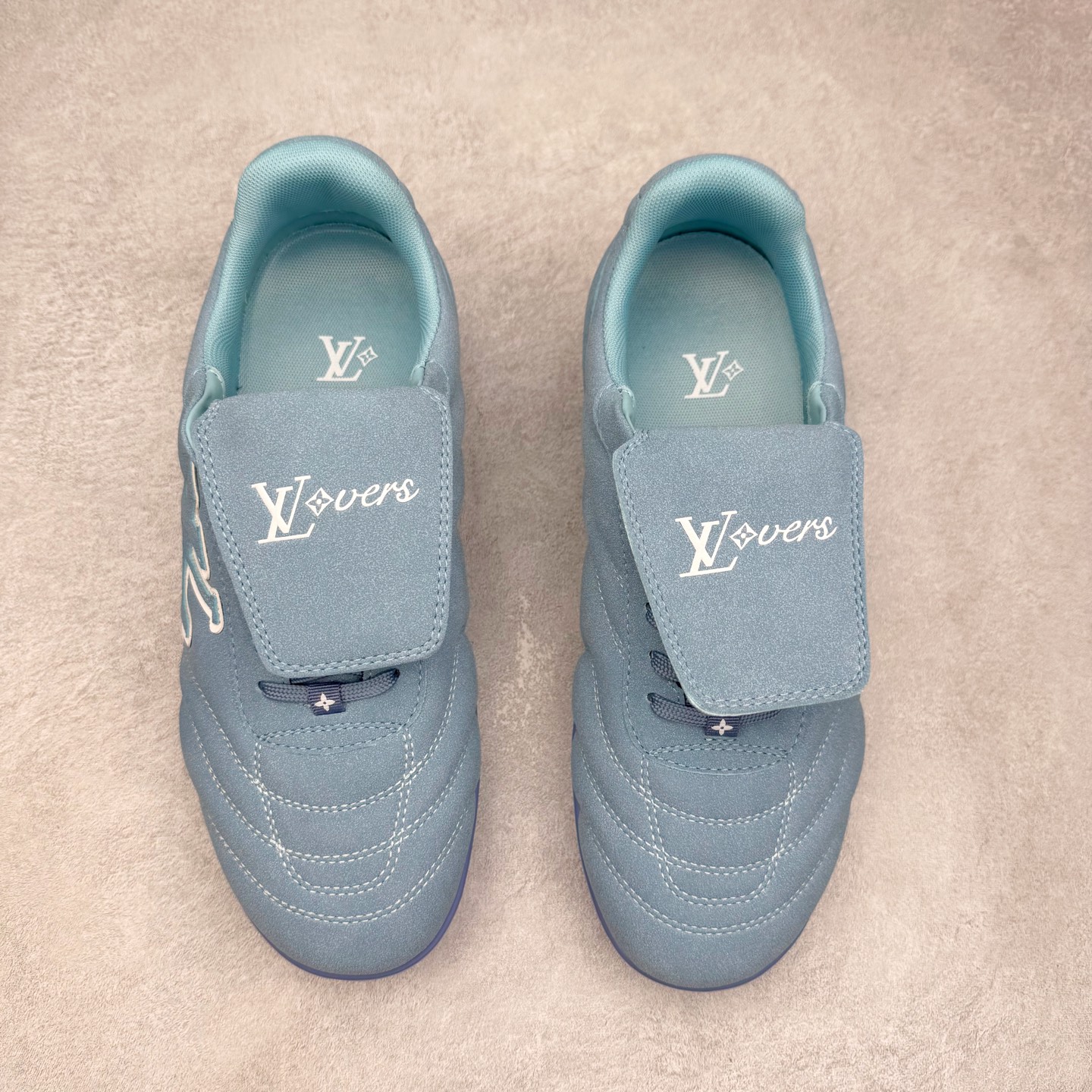 图片[2]-LOUIS VUITTON Footprint Soccer LV 皮革 2025春夏男士系列圆头系带低帮生活休闲鞋 2025春夏系列时装展中亮相，是Pharrell Williams 首次以足球鞋为灵感设计的运动鞋。鞋款的灵感来自跨越世代和文化的足球运动，呼应2025春夏系列时装展团结一致、全民参与的主题。鞋款以流丽的设计著称，侧面以富动感的IV Initials标志点缀，鞋舌缀有灵感来自足球队伍的Lvers United徽章，而脚掌纹橡胶鞋底饰有多款路易威登标志 时髦休闲穿搭 时尚界的弄潮儿 实拍调校N版已经零色差零失真 百分百还原实物色彩所见即所得 不存在货不对板色差等低级问题 选购参考实物拍摄 不混卖不参货 只用心做好货严格选品 承诺混一赔十 尺码：36 37 38 39 40 41 42 43 44 45 46-选品中心