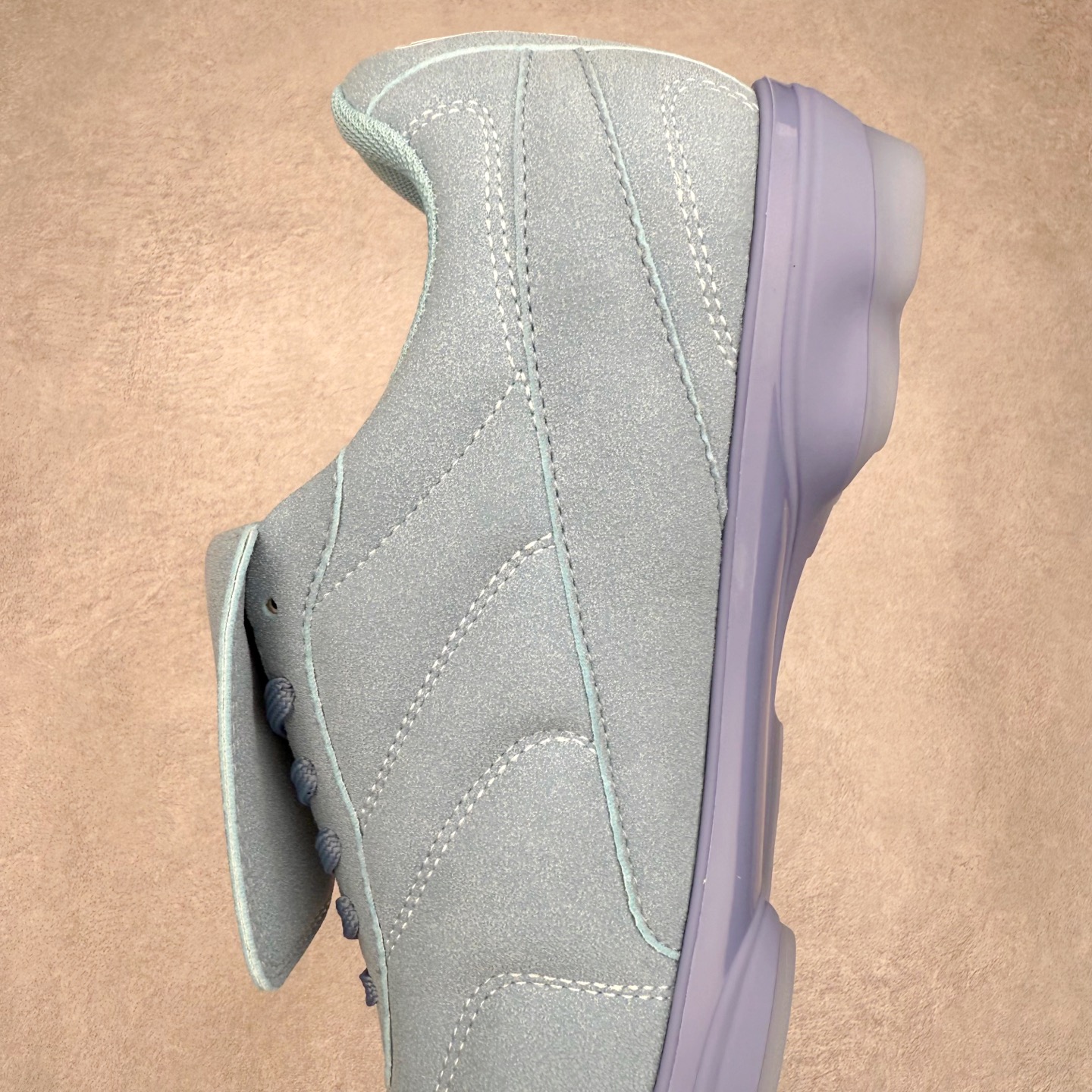 图片[7]-LOUIS VUITTON Footprint Soccer LV 皮革 2025春夏男士系列圆头系带低帮生活休闲鞋 2025春夏系列时装展中亮相，是Pharrell Williams 首次以足球鞋为灵感设计的运动鞋。鞋款的灵感来自跨越世代和文化的足球运动，呼应2025春夏系列时装展团结一致、全民参与的主题。鞋款以流丽的设计著称，侧面以富动感的IV Initials标志点缀，鞋舌缀有灵感来自足球队伍的Lvers United徽章，而脚掌纹橡胶鞋底饰有多款路易威登标志 时髦休闲穿搭 时尚界的弄潮儿 实拍调校N版已经零色差零失真 百分百还原实物色彩所见即所得 不存在货不对板色差等低级问题 选购参考实物拍摄 不混卖不参货 只用心做好货严格选品 承诺混一赔十 尺码：36 37 38 39 40 41 42 43 44 45 46-选品中心