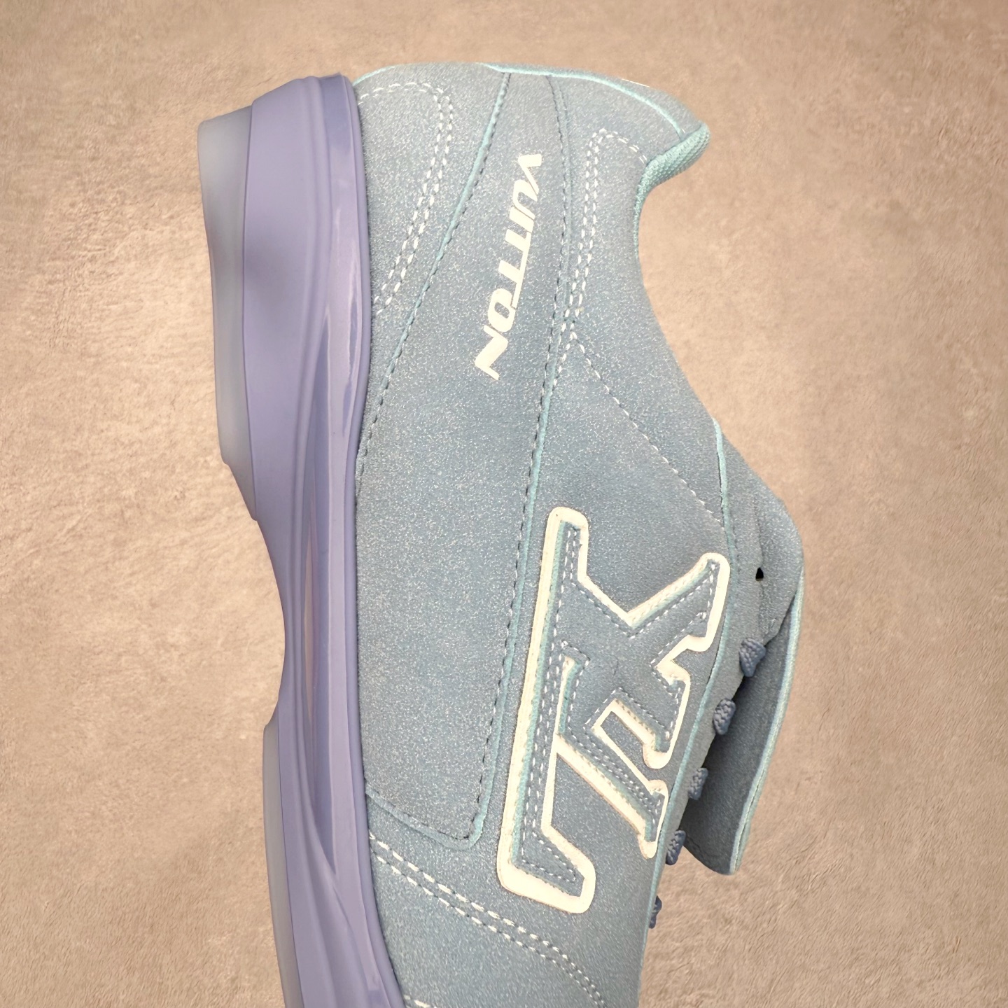 图片[6]-LOUIS VUITTON Footprint Soccer LV 皮革 2025春夏男士系列圆头系带低帮生活休闲鞋 2025春夏系列时装展中亮相，是Pharrell Williams 首次以足球鞋为灵感设计的运动鞋。鞋款的灵感来自跨越世代和文化的足球运动，呼应2025春夏系列时装展团结一致、全民参与的主题。鞋款以流丽的设计著称，侧面以富动感的IV Initials标志点缀，鞋舌缀有灵感来自足球队伍的Lvers United徽章，而脚掌纹橡胶鞋底饰有多款路易威登标志 时髦休闲穿搭 时尚界的弄潮儿 实拍调校N版已经零色差零失真 百分百还原实物色彩所见即所得 不存在货不对板色差等低级问题 选购参考实物拍摄 不混卖不参货 只用心做好货严格选品 承诺混一赔十 尺码：36 37 38 39 40 41 42 43 44 45 46-选品中心