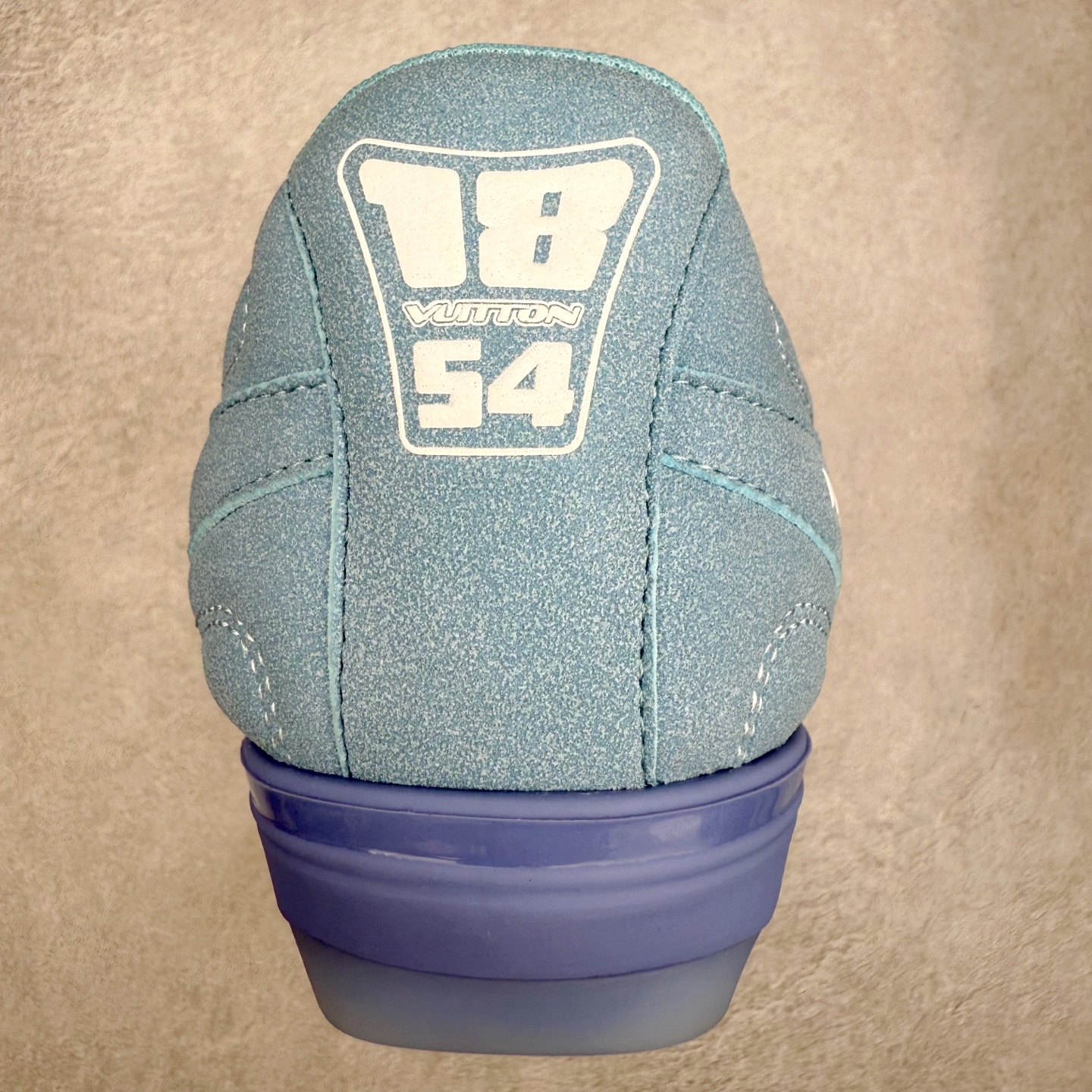 图片[8]-LOUIS VUITTON Footprint Soccer LV 皮革 2025春夏男士系列圆头系带低帮生活休闲鞋 2025春夏系列时装展中亮相，是Pharrell Williams 首次以足球鞋为灵感设计的运动鞋。鞋款的灵感来自跨越世代和文化的足球运动，呼应2025春夏系列时装展团结一致、全民参与的主题。鞋款以流丽的设计著称，侧面以富动感的IV Initials标志点缀，鞋舌缀有灵感来自足球队伍的Lvers United徽章，而脚掌纹橡胶鞋底饰有多款路易威登标志 时髦休闲穿搭 时尚界的弄潮儿 实拍调校N版已经零色差零失真 百分百还原实物色彩所见即所得 不存在货不对板色差等低级问题 选购参考实物拍摄 不混卖不参货 只用心做好货严格选品 承诺混一赔十 尺码：36 37 38 39 40 41 42 43 44 45 46-选品中心