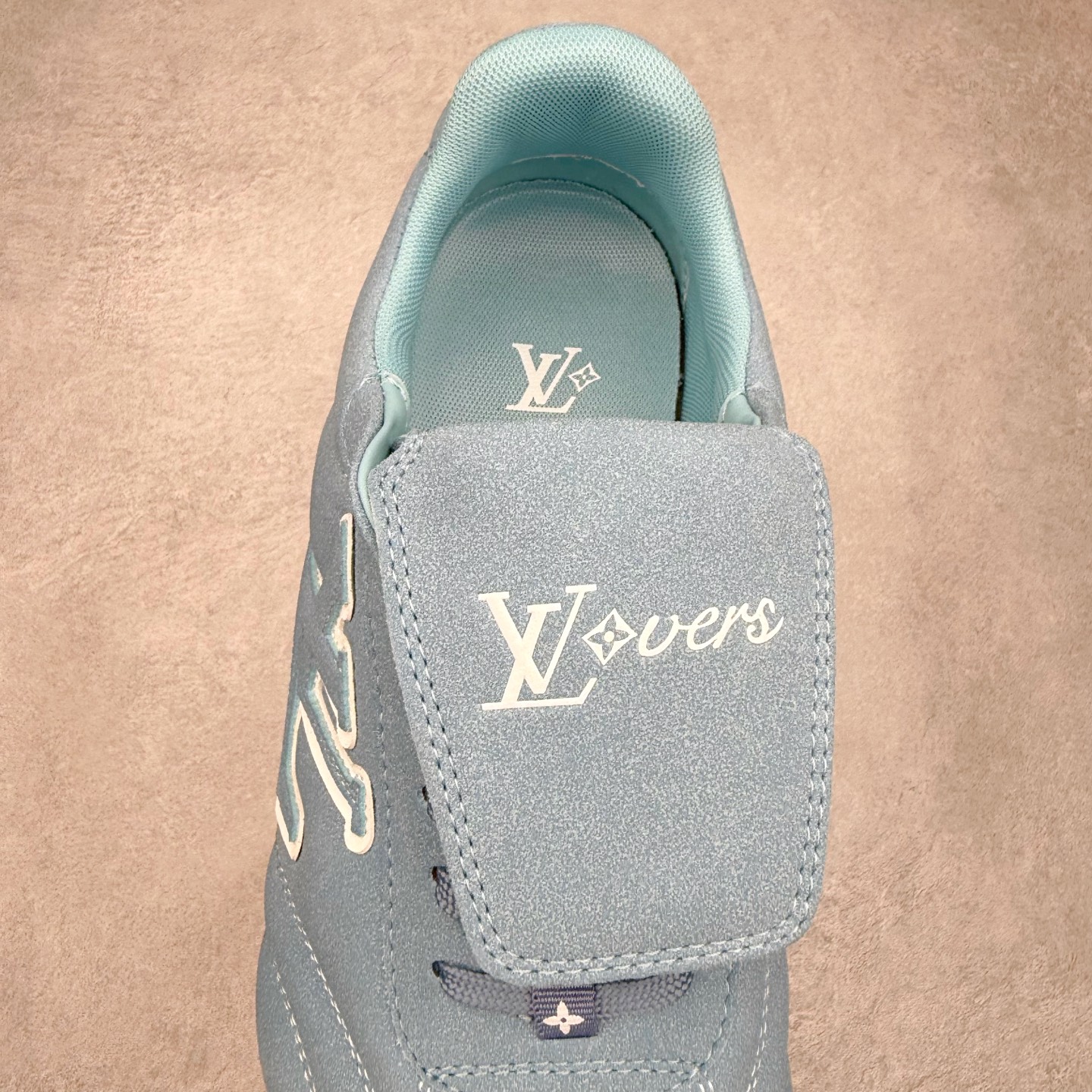 图片[5]-LOUIS VUITTON Footprint Soccer LV 皮革 2025春夏男士系列圆头系带低帮生活休闲鞋 2025春夏系列时装展中亮相，是Pharrell Williams 首次以足球鞋为灵感设计的运动鞋。鞋款的灵感来自跨越世代和文化的足球运动，呼应2025春夏系列时装展团结一致、全民参与的主题。鞋款以流丽的设计著称，侧面以富动感的IV Initials标志点缀，鞋舌缀有灵感来自足球队伍的Lvers United徽章，而脚掌纹橡胶鞋底饰有多款路易威登标志 时髦休闲穿搭 时尚界的弄潮儿 实拍调校N版已经零色差零失真 百分百还原实物色彩所见即所得 不存在货不对板色差等低级问题 选购参考实物拍摄 不混卖不参货 只用心做好货严格选品 承诺混一赔十 尺码：36 37 38 39 40 41 42 43 44 45 46-选品中心