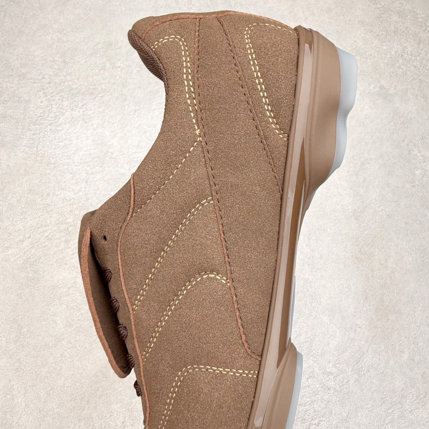 图片[7]-LOUIS VUITTON Footprint Soccer LV 皮革 2025春夏男士系列圆头系带低帮生活休闲鞋 2025春夏系列时装展中亮相，是Pharrell Williams 首次以足球鞋为灵感设计的运动鞋。鞋款的灵感来自跨越世代和文化的足球运动，呼应2025春夏系列时装展团结一致、全民参与的主题。鞋款以流丽的设计著称，侧面以富动感的IV Initials标志点缀，鞋舌缀有灵感来自足球队伍的Lvers United徽章，而脚掌纹橡胶鞋底饰有多款路易威登标志 时髦休闲穿搭 时尚界的弄潮儿 实拍调校N版已经零色差零失真 百分百还原实物色彩所见即所得 不存在货不对板色差等低级问题 选购参考实物拍摄 不混卖不参货 只用心做好货严格选品 承诺混一赔十 尺码：36 37 38 39 40 41 42 43 44 45 46-选品中心