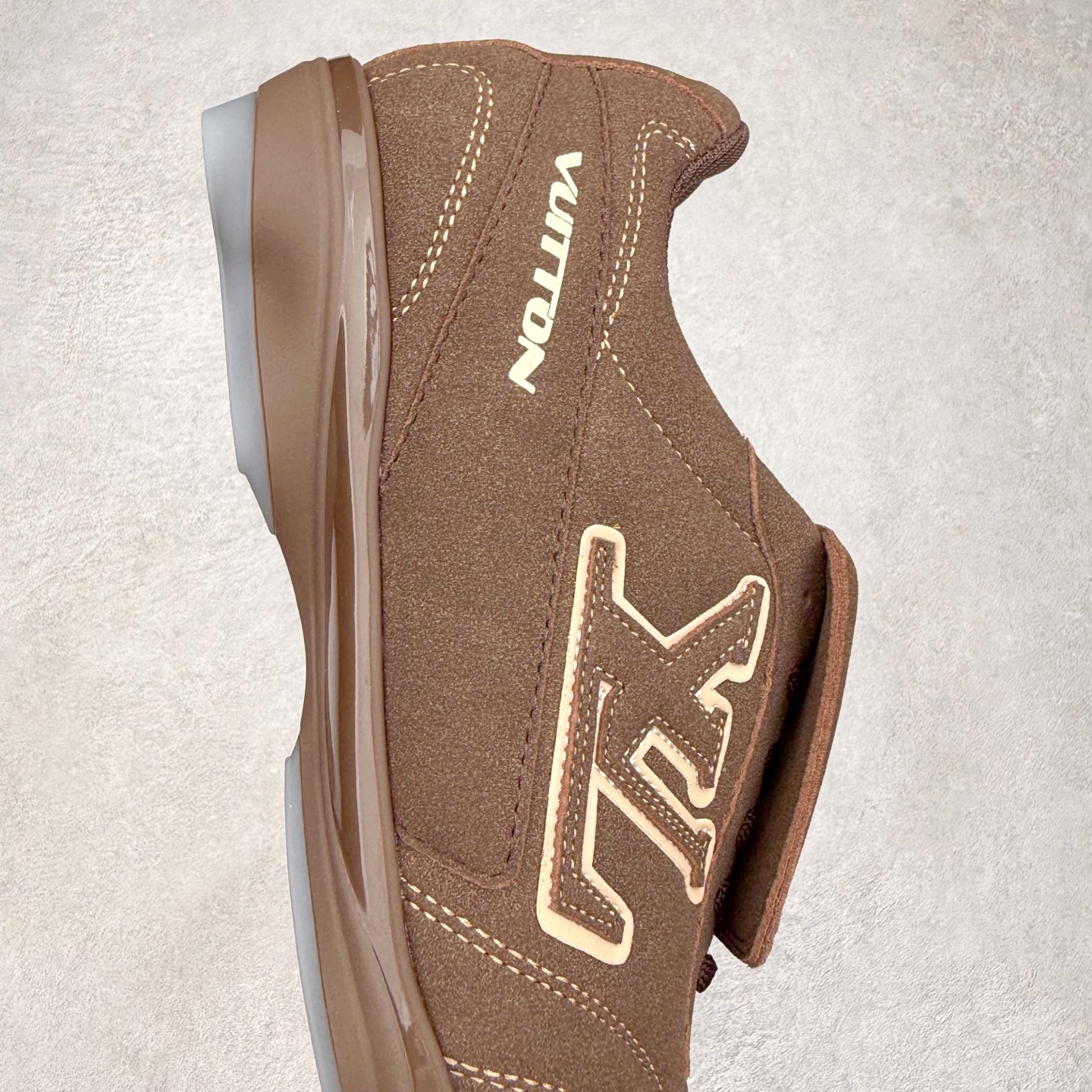 图片[6]-LOUIS VUITTON Footprint Soccer LV 皮革 2025春夏男士系列圆头系带低帮生活休闲鞋 2025春夏系列时装展中亮相，是Pharrell Williams 首次以足球鞋为灵感设计的运动鞋。鞋款的灵感来自跨越世代和文化的足球运动，呼应2025春夏系列时装展团结一致、全民参与的主题。鞋款以流丽的设计著称，侧面以富动感的IV Initials标志点缀，鞋舌缀有灵感来自足球队伍的Lvers United徽章，而脚掌纹橡胶鞋底饰有多款路易威登标志 时髦休闲穿搭 时尚界的弄潮儿 实拍调校N版已经零色差零失真 百分百还原实物色彩所见即所得 不存在货不对板色差等低级问题 选购参考实物拍摄 不混卖不参货 只用心做好货严格选品 承诺混一赔十 尺码：36 37 38 39 40 41 42 43 44 45 46-选品中心