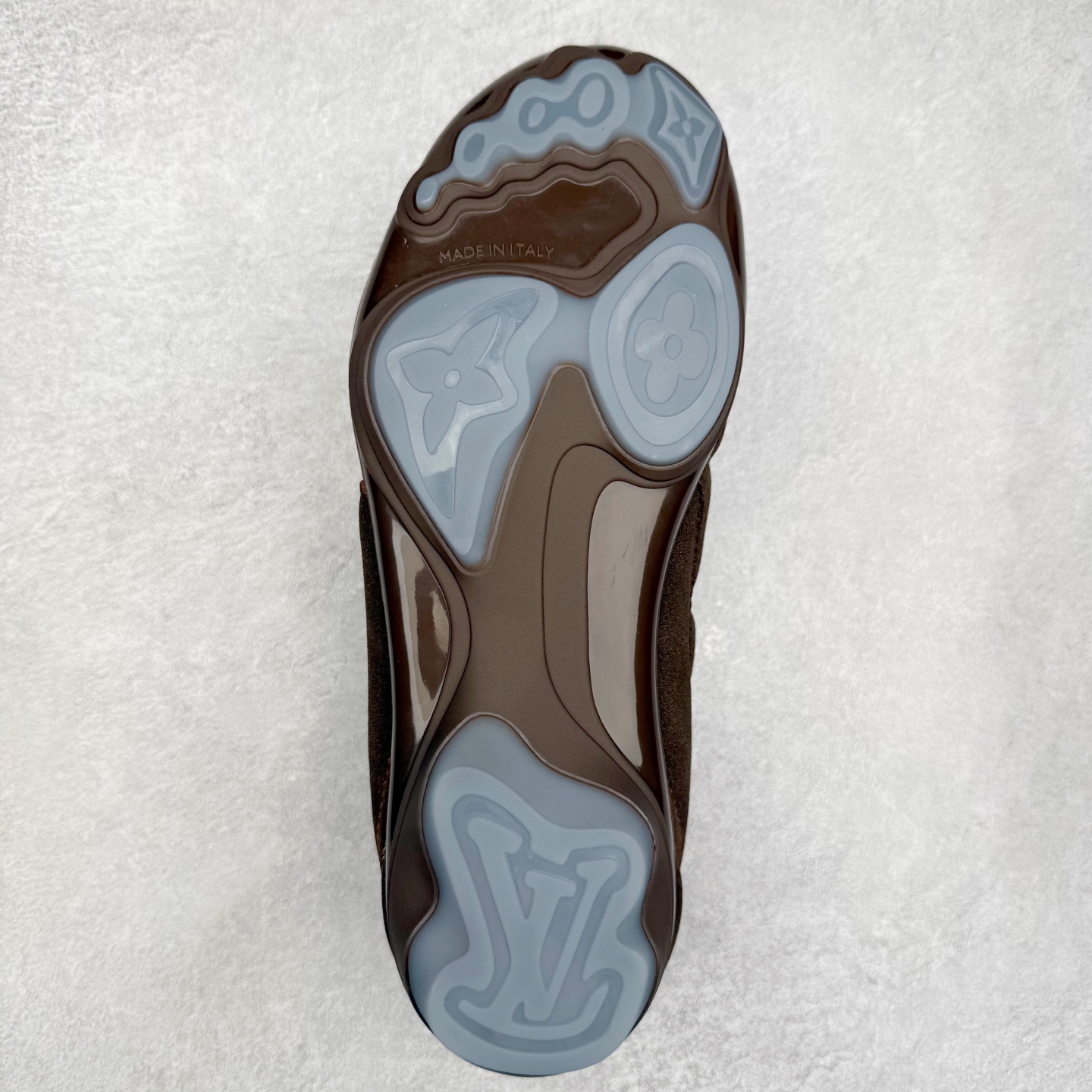 图片[9]-LOUIS VUITTON Footprint Soccer LV 皮革 2025春夏男士系列圆头系带低帮生活休闲鞋 2025春夏系列时装展中亮相，是Pharrell Williams 首次以足球鞋为灵感设计的运动鞋。鞋款的灵感来自跨越世代和文化的足球运动，呼应2025春夏系列时装展团结一致、全民参与的主题。鞋款以流丽的设计著称，侧面以富动感的IV Initials标志点缀，鞋舌缀有灵感来自足球队伍的Lvers United徽章，而脚掌纹橡胶鞋底饰有多款路易威登标志 时髦休闲穿搭 时尚界的弄潮儿 实拍调校N版已经零色差零失真 百分百还原实物色彩所见即所得 不存在货不对板色差等低级问题 选购参考实物拍摄 不混卖不参货 只用心做好货严格选品 承诺混一赔十 尺码：36 37 38 39 40 41 42 43 44 45 46-选品中心