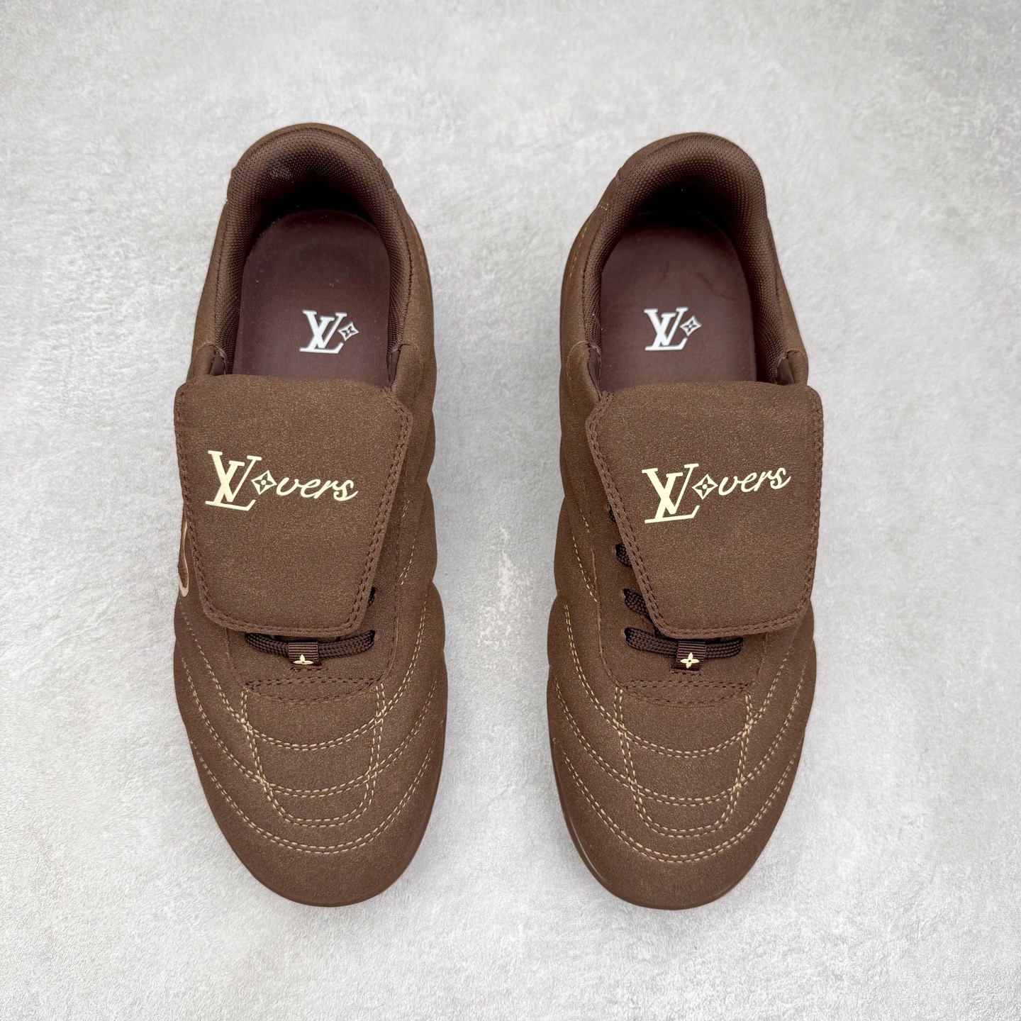 图片[2]-LOUIS VUITTON Footprint Soccer LV 皮革 2025春夏男士系列圆头系带低帮生活休闲鞋 2025春夏系列时装展中亮相，是Pharrell Williams 首次以足球鞋为灵感设计的运动鞋。鞋款的灵感来自跨越世代和文化的足球运动，呼应2025春夏系列时装展团结一致、全民参与的主题。鞋款以流丽的设计著称，侧面以富动感的IV Initials标志点缀，鞋舌缀有灵感来自足球队伍的Lvers United徽章，而脚掌纹橡胶鞋底饰有多款路易威登标志 时髦休闲穿搭 时尚界的弄潮儿 实拍调校N版已经零色差零失真 百分百还原实物色彩所见即所得 不存在货不对板色差等低级问题 选购参考实物拍摄 不混卖不参货 只用心做好货严格选品 承诺混一赔十 尺码：36 37 38 39 40 41 42 43 44 45 46-选品中心
