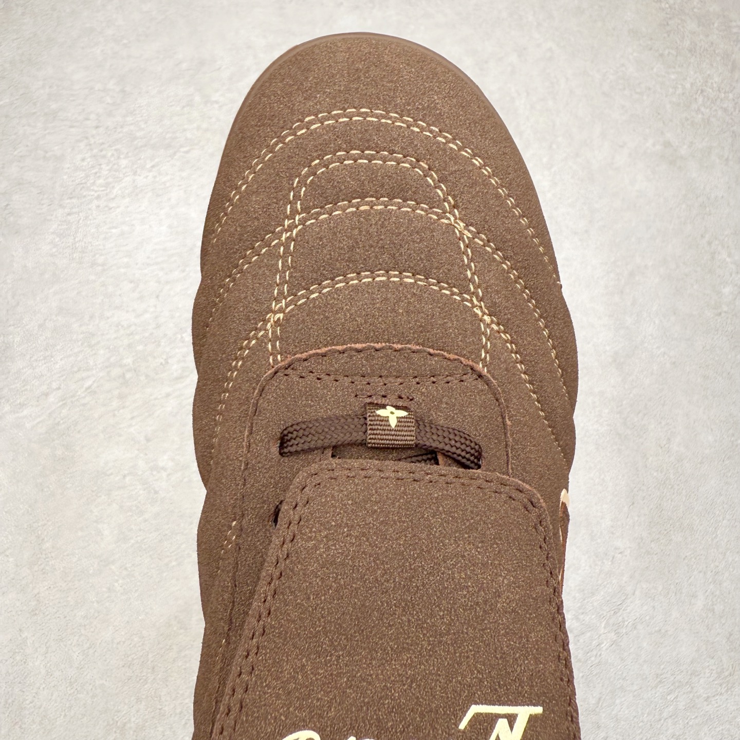 图片[4]-LOUIS VUITTON Footprint Soccer LV 皮革 2025春夏男士系列圆头系带低帮生活休闲鞋 2025春夏系列时装展中亮相，是Pharrell Williams 首次以足球鞋为灵感设计的运动鞋。鞋款的灵感来自跨越世代和文化的足球运动，呼应2025春夏系列时装展团结一致、全民参与的主题。鞋款以流丽的设计著称，侧面以富动感的IV Initials标志点缀，鞋舌缀有灵感来自足球队伍的Lvers United徽章，而脚掌纹橡胶鞋底饰有多款路易威登标志 时髦休闲穿搭 时尚界的弄潮儿 实拍调校N版已经零色差零失真 百分百还原实物色彩所见即所得 不存在货不对板色差等低级问题 选购参考实物拍摄 不混卖不参货 只用心做好货严格选品 承诺混一赔十 尺码：36 37 38 39 40 41 42 43 44 45 46-选品中心