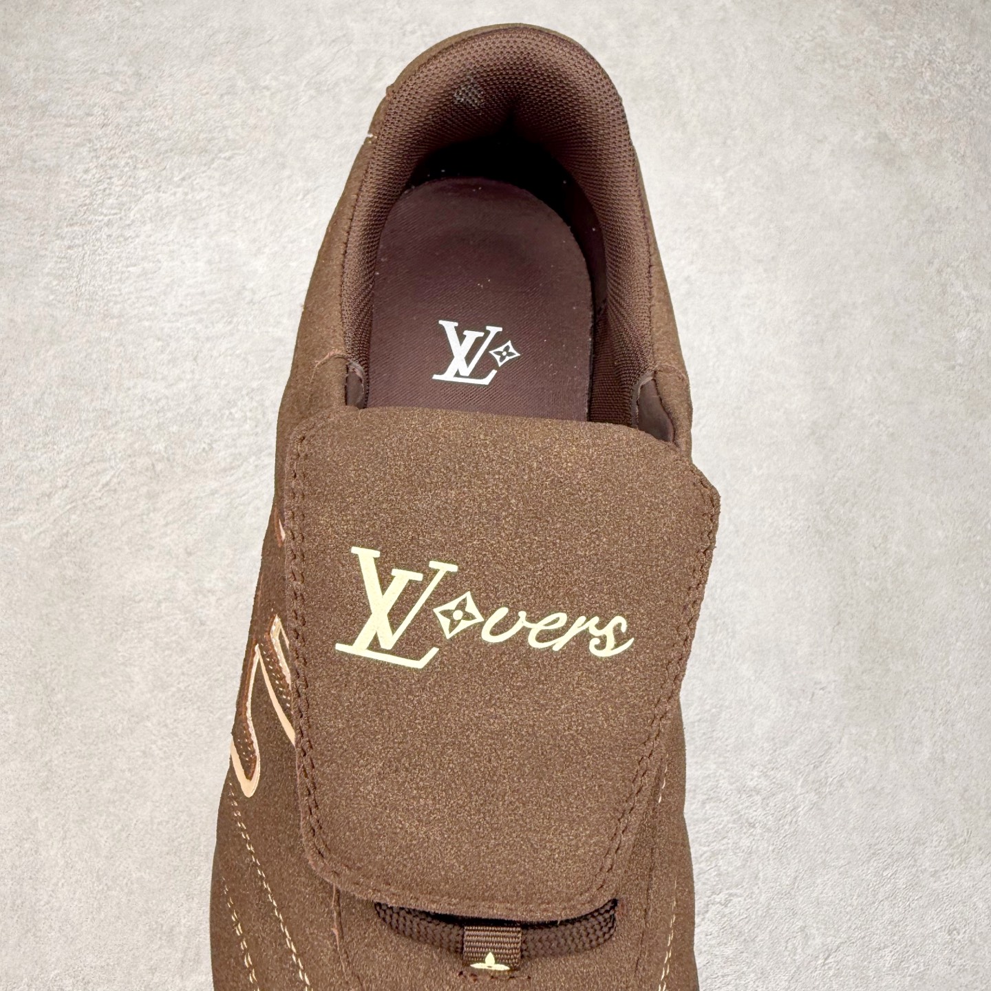 图片[5]-LOUIS VUITTON Footprint Soccer LV 皮革 2025春夏男士系列圆头系带低帮生活休闲鞋 2025春夏系列时装展中亮相，是Pharrell Williams 首次以足球鞋为灵感设计的运动鞋。鞋款的灵感来自跨越世代和文化的足球运动，呼应2025春夏系列时装展团结一致、全民参与的主题。鞋款以流丽的设计著称，侧面以富动感的IV Initials标志点缀，鞋舌缀有灵感来自足球队伍的Lvers United徽章，而脚掌纹橡胶鞋底饰有多款路易威登标志 时髦休闲穿搭 时尚界的弄潮儿 实拍调校N版已经零色差零失真 百分百还原实物色彩所见即所得 不存在货不对板色差等低级问题 选购参考实物拍摄 不混卖不参货 只用心做好货严格选品 承诺混一赔十 尺码：36 37 38 39 40 41 42 43 44 45 46-选品中心