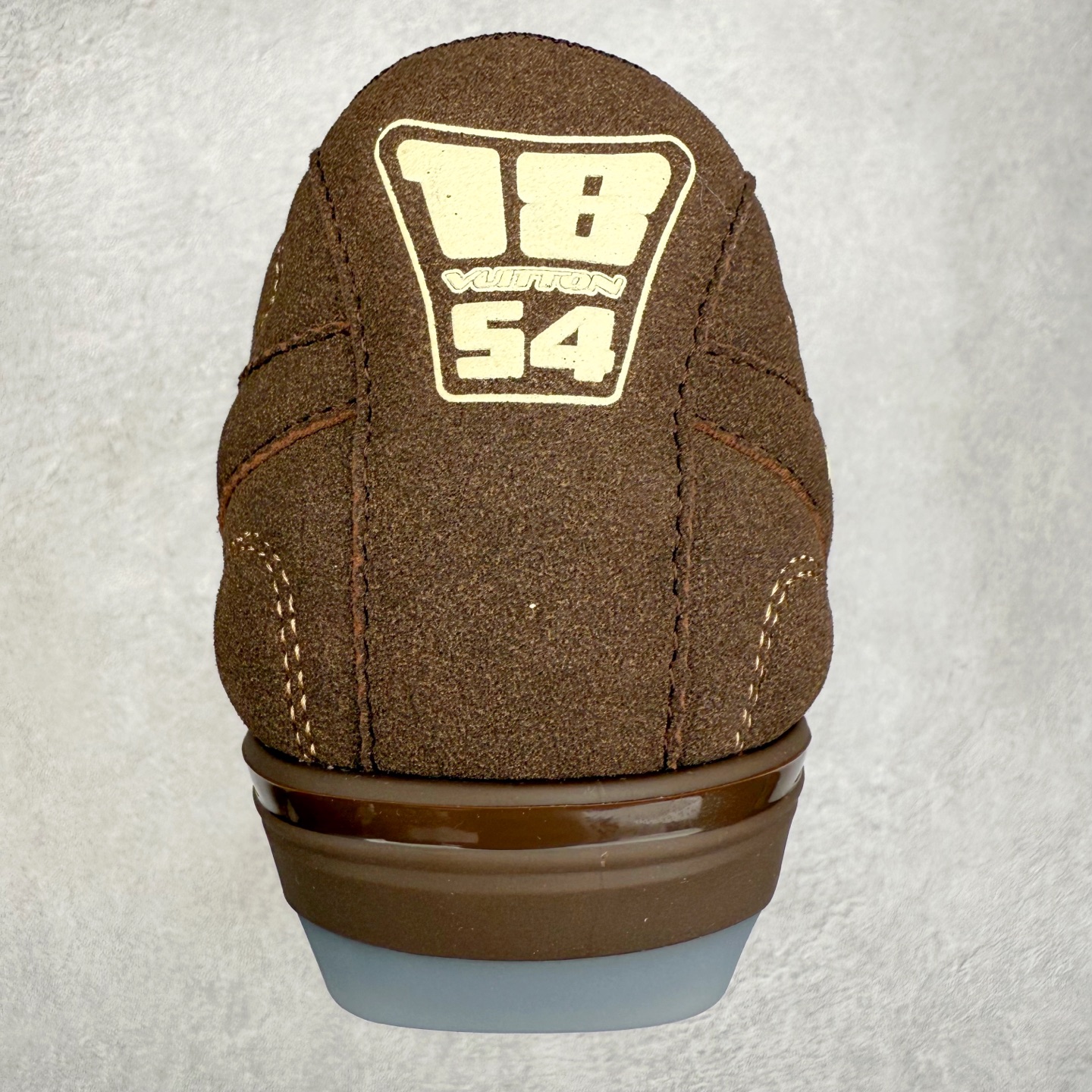 图片[8]-LOUIS VUITTON Footprint Soccer LV 皮革 2025春夏男士系列圆头系带低帮生活休闲鞋 2025春夏系列时装展中亮相，是Pharrell Williams 首次以足球鞋为灵感设计的运动鞋。鞋款的灵感来自跨越世代和文化的足球运动，呼应2025春夏系列时装展团结一致、全民参与的主题。鞋款以流丽的设计著称，侧面以富动感的IV Initials标志点缀，鞋舌缀有灵感来自足球队伍的Lvers United徽章，而脚掌纹橡胶鞋底饰有多款路易威登标志 时髦休闲穿搭 时尚界的弄潮儿 实拍调校N版已经零色差零失真 百分百还原实物色彩所见即所得 不存在货不对板色差等低级问题 选购参考实物拍摄 不混卖不参货 只用心做好货严格选品 承诺混一赔十 尺码：36 37 38 39 40 41 42 43 44 45 46-选品中心