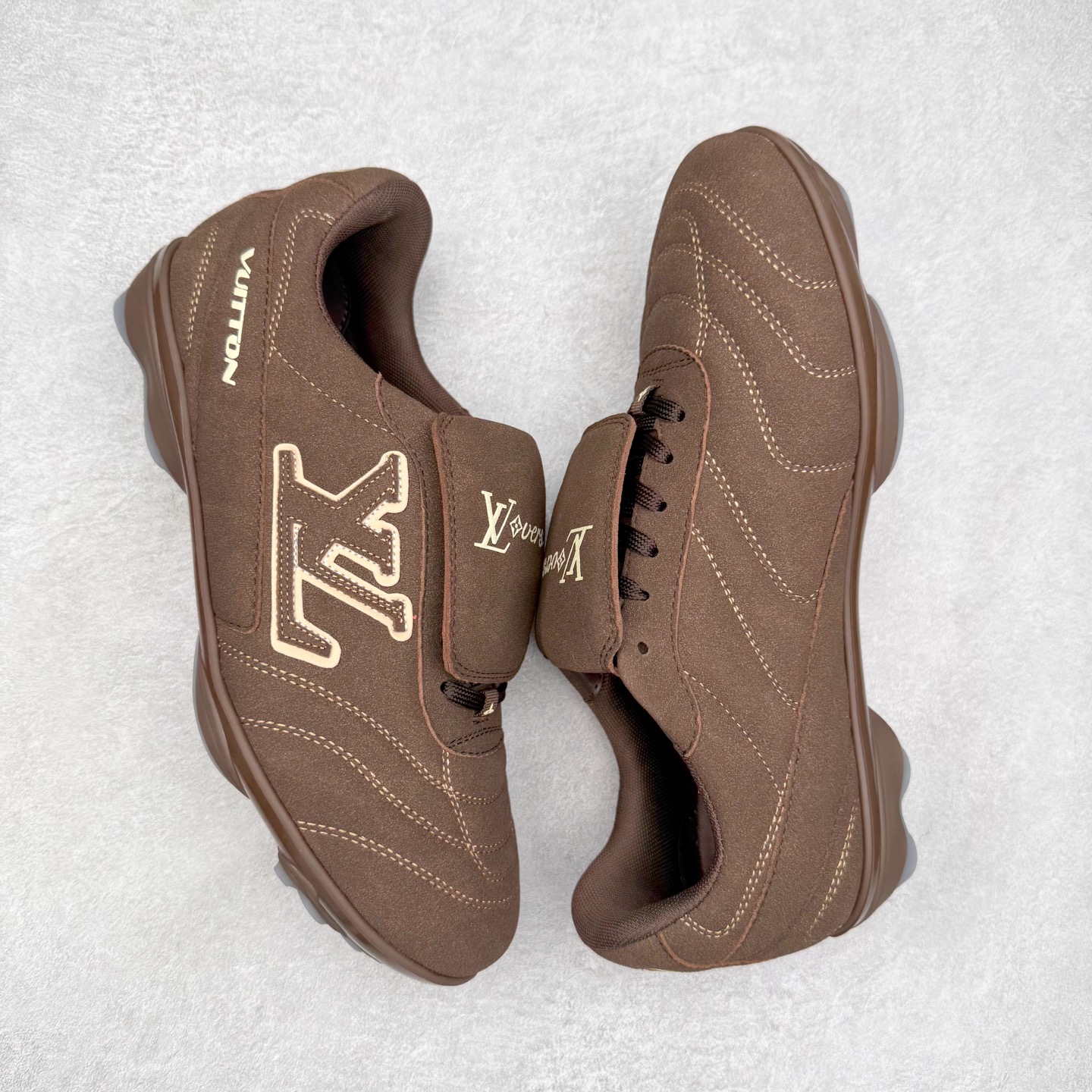 图片[3]-LOUIS VUITTON Footprint Soccer LV 皮革 2025春夏男士系列圆头系带低帮生活休闲鞋 2025春夏系列时装展中亮相，是Pharrell Williams 首次以足球鞋为灵感设计的运动鞋。鞋款的灵感来自跨越世代和文化的足球运动，呼应2025春夏系列时装展团结一致、全民参与的主题。鞋款以流丽的设计著称，侧面以富动感的IV Initials标志点缀，鞋舌缀有灵感来自足球队伍的Lvers United徽章，而脚掌纹橡胶鞋底饰有多款路易威登标志 时髦休闲穿搭 时尚界的弄潮儿 实拍调校N版已经零色差零失真 百分百还原实物色彩所见即所得 不存在货不对板色差等低级问题 选购参考实物拍摄 不混卖不参货 只用心做好货严格选品 承诺混一赔十 尺码：36 37 38 39 40 41 42 43 44 45 46-选品中心