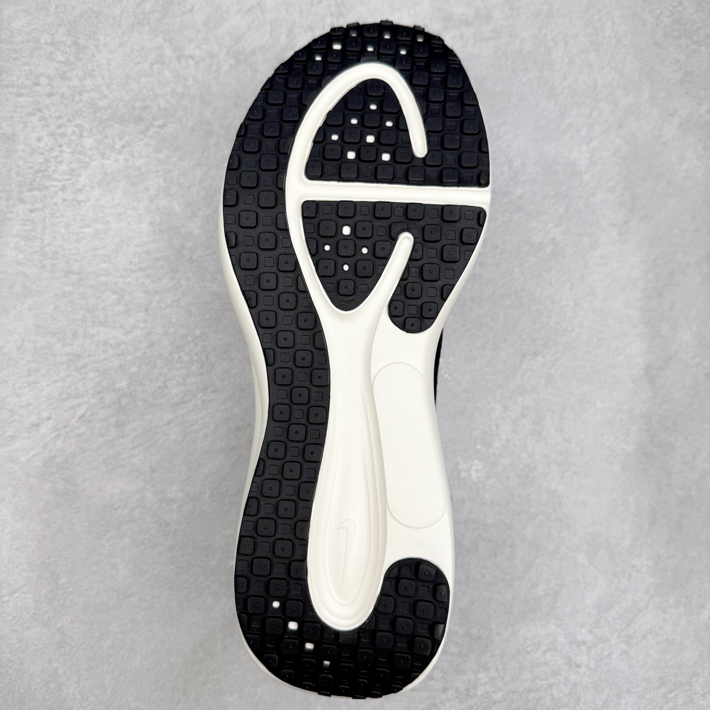 图片[9]-＃TG纯原 NK Revolution 8 UN网面缓震运动跑鞋 HJ9198-300 泰光Zp特供批次 市面唯一支持实战的跑鞋 原档案数据原厂网纱 正确高频花纹 前后掌内置Zoom Air气垫 原装MD大底 脚感完美还原 原盒原配 QC检验、钢印 俱全 原底科技 同步原版 脚感堪比Boost 实拍调校N版已经零色差零失真 百分百还原实物色彩所见即所得 不存在货不对板色差等低级问题 选购参考实物拍摄 不混卖不参货 只用心做好货严格选品 承诺混一赔十 尺码：36 36.5 37.5 38 38.5 39 40 40.5 41 42 42.5 43 44 44.5 45-选品中心