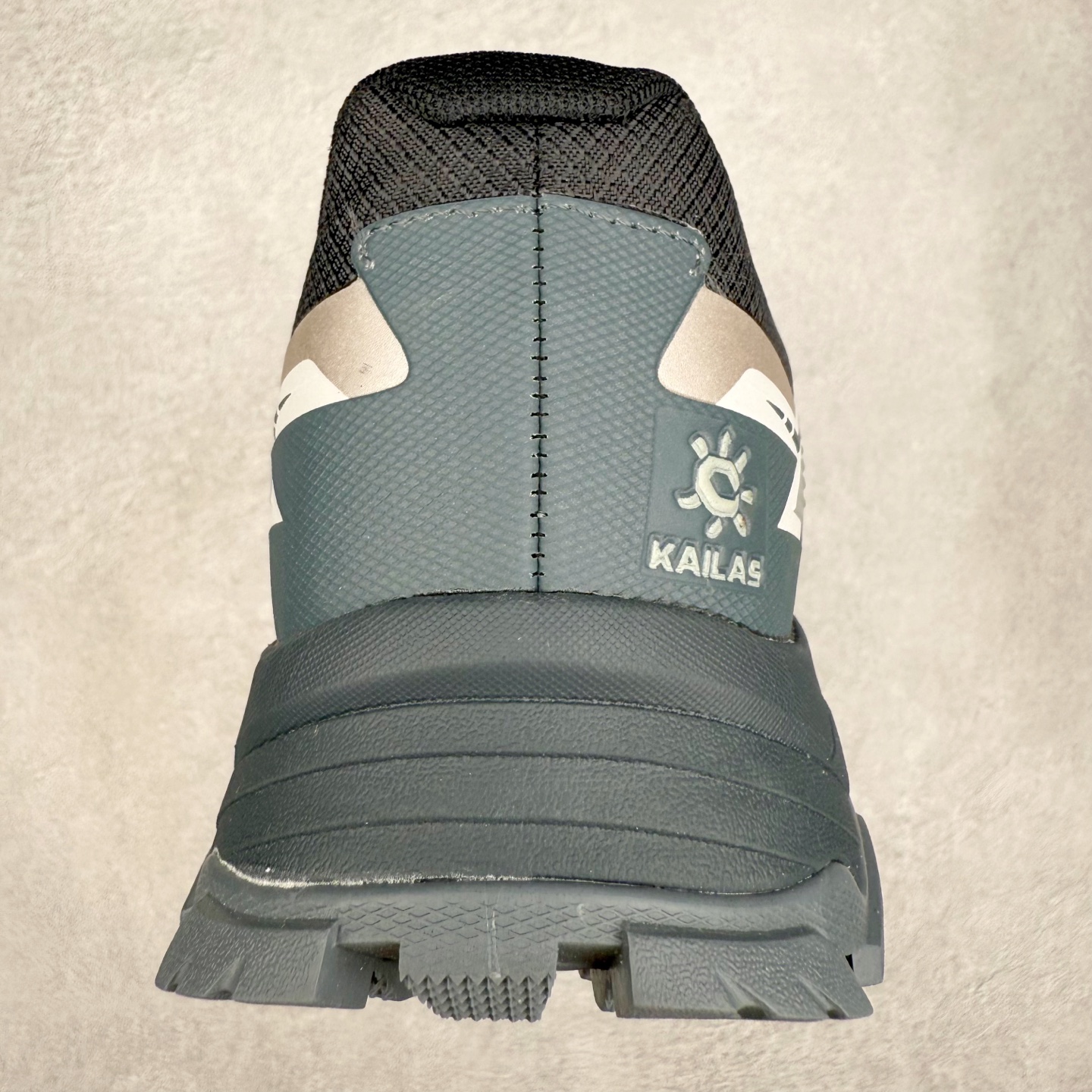 图片[8]-KAILAS 凯乐石远征5代 FLT 舒适简约经典登山 防滑耐磨防水低帮徒步鞋 KAILAS凯乐石品牌是全球三大全系攀登品牌之一，于2003年创立于中国广州，致力于为有攀登梦想的户外运动员及爱好者，研发制造功能性专业装备，满足他们在极限环境下安全舒适的需求，凯乐石专注于科技面料的开发及专业功能设计，产品线覆盖登山、攀岩、徒步、越野跑山、露营、旅行等多项户外运动，通过运动员的测试反馈，不断进化迭代，产品荣获国内外大奖71座，发明专利21个，更突破性的自主研发攀登器械，打造出中国的攀登硬实力。实拍调校N版已经零色差零失真 百分百还原实物色彩所见即所得 不存在货不对板色差等低级问题 选购参考实物拍摄 不混卖不参货 只用心做好货严格选品 承诺混一赔十 尺码：36 36.5 37.5 38 38.5 39 40 40.5 41 42 42.5 43 44 44.5 45-选品中心