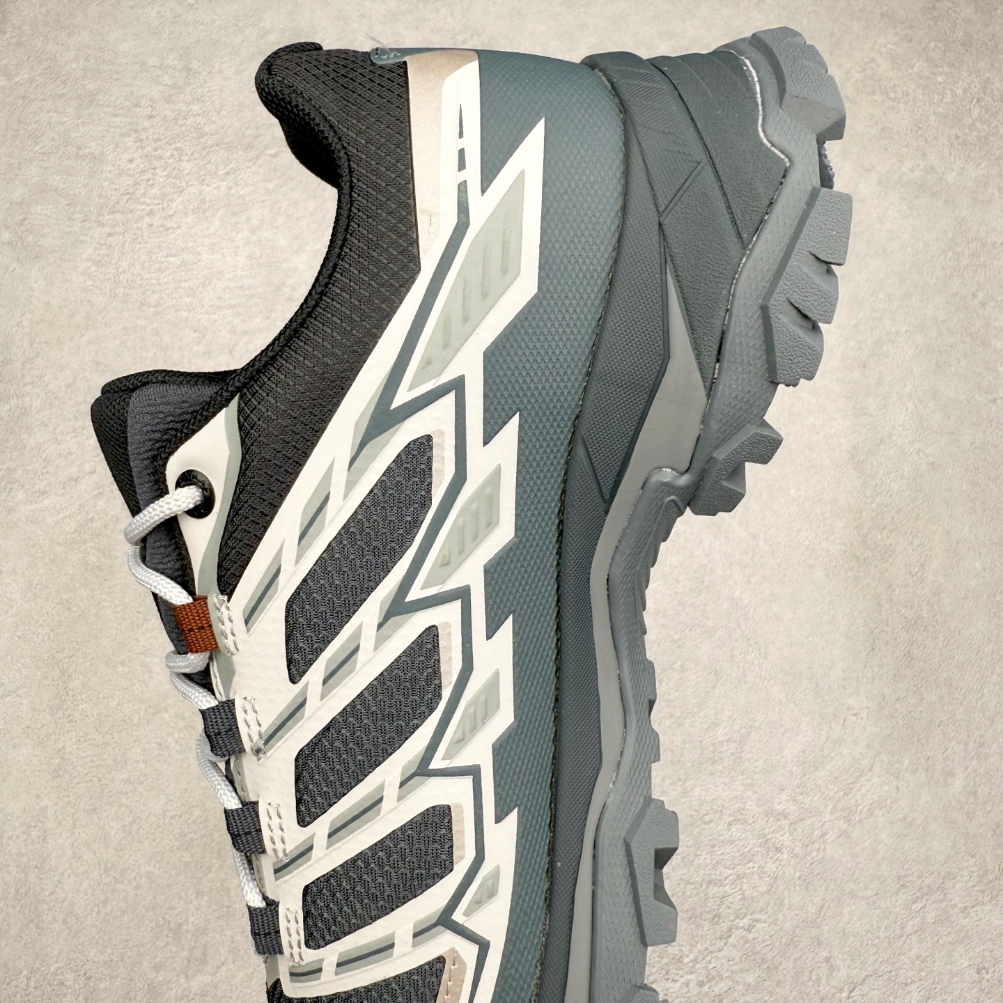 图片[7]-KAILAS 凯乐石远征5代 FLT 舒适简约经典登山 防滑耐磨防水低帮徒步鞋 KAILAS凯乐石品牌是全球三大全系攀登品牌之一，于2003年创立于中国广州，致力于为有攀登梦想的户外运动员及爱好者，研发制造功能性专业装备，满足他们在极限环境下安全舒适的需求，凯乐石专注于科技面料的开发及专业功能设计，产品线覆盖登山、攀岩、徒步、越野跑山、露营、旅行等多项户外运动，通过运动员的测试反馈，不断进化迭代，产品荣获国内外大奖71座，发明专利21个，更突破性的自主研发攀登器械，打造出中国的攀登硬实力。实拍调校N版已经零色差零失真 百分百还原实物色彩所见即所得 不存在货不对板色差等低级问题 选购参考实物拍摄 不混卖不参货 只用心做好货严格选品 承诺混一赔十 尺码：36 36.5 37.5 38 38.5 39 40 40.5 41 42 42.5 43 44 44.5 45-选品中心