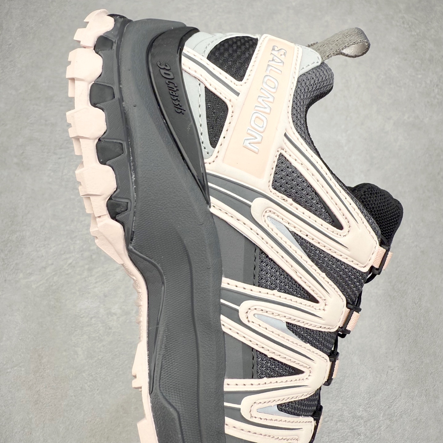 图片[6]-＃C版 SALOMON XA Pro 3D ADV 萨洛蒙潮流越野机能户外功能鞋 纯原外贸平台特供订单 耗时半年巨作 全套原纸板楦头开发 原厂特供网布配套加持 确保原汁原味 完美呈现版型 原档数据独家私模五层组合大底 原装Ortholite轻量化鞋垫 中底布带钢印编号 原厂TPU锁扣 进口港宝加持 后跟自然饱满 还原公司包裹性 鞋面采用SENSIFT贴合技术 全方位贴合包裹脚型 鞋跟部鞋底牵引设计 提供强大的抓地性能 更适应野外崎岖不平的道路 其3D ADVANCED CHASSIS底盘 材料轻量大化 钉齿设计更具稳定性 防护性 鞋底易磨损区运用CONTAGRIP高耐磨材料 应对城市硬质路面长距离跑考验 尺码：36 36.5 37.5 38 38.5 39 40 40.5 41 42 42.5 43 44 44.5 45-选品中心