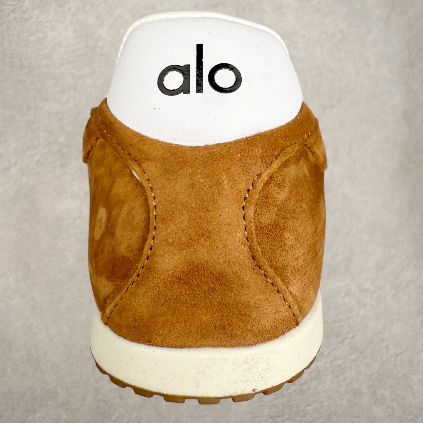 图片[8]-Alo yoga Sunset 舒适生活休闲鞋 男女同款 品牌故事Alo Yoga于2007年创立于洛杉矶，意在传播有意识的运动，同时激发人们的健康识与创造力。品牌的核心理念在于制作能够带来完美体验的瑜伽服饰与功能性单品，让有意识的运动融入并改变生活。Alo Yoga将其设计延伸到日常服饰概念，坚持不懈地捕捉当代时尚潮流，将品牌的运动美学理念、精致前卫的设计与舒适功能面料完美结合。与此同时，Alo Yoga的设计受到了时尚界人士与名人们的追捧，Talor Swift、Kendall Jenner等街拍照片中都曾出现品牌不同单品的身影。实拍调校N版已经零色差零失真 百分百还原实物色彩所见即所得 不存在货不对板色差等低级问题 选购参考实物拍摄 不混卖不参货 只用心做好货严格选品 承诺混一赔十 尺码：36 36.5 37.5 38 38.5 39 40 40.5 41 42 42.5 43 44 44.5 45-选品中心