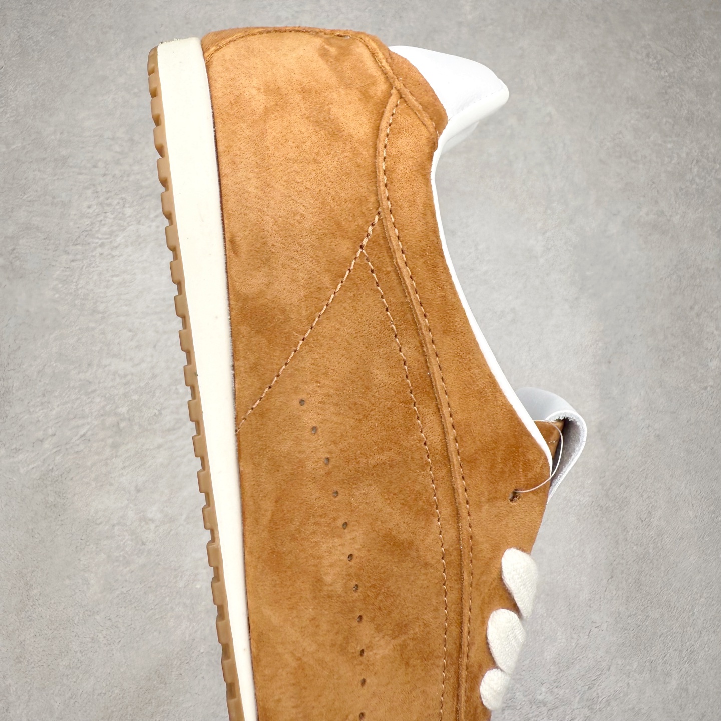 图片[6]-Alo yoga Sunset 舒适生活休闲鞋 男女同款 品牌故事Alo Yoga于2007年创立于洛杉矶，意在传播有意识的运动，同时激发人们的健康识与创造力。品牌的核心理念在于制作能够带来完美体验的瑜伽服饰与功能性单品，让有意识的运动融入并改变生活。Alo Yoga将其设计延伸到日常服饰概念，坚持不懈地捕捉当代时尚潮流，将品牌的运动美学理念、精致前卫的设计与舒适功能面料完美结合。与此同时，Alo Yoga的设计受到了时尚界人士与名人们的追捧，Talor Swift、Kendall Jenner等街拍照片中都曾出现品牌不同单品的身影。实拍调校N版已经零色差零失真 百分百还原实物色彩所见即所得 不存在货不对板色差等低级问题 选购参考实物拍摄 不混卖不参货 只用心做好货严格选品 承诺混一赔十 尺码：36 36.5 37.5 38 38.5 39 40 40.5 41 42 42.5 43 44 44.5 45-选品中心