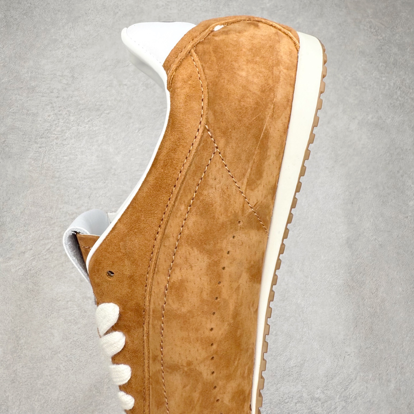 图片[7]-Alo yoga Sunset 舒适生活休闲鞋 男女同款 品牌故事Alo Yoga于2007年创立于洛杉矶，意在传播有意识的运动，同时激发人们的健康识与创造力。品牌的核心理念在于制作能够带来完美体验的瑜伽服饰与功能性单品，让有意识的运动融入并改变生活。Alo Yoga将其设计延伸到日常服饰概念，坚持不懈地捕捉当代时尚潮流，将品牌的运动美学理念、精致前卫的设计与舒适功能面料完美结合。与此同时，Alo Yoga的设计受到了时尚界人士与名人们的追捧，Talor Swift、Kendall Jenner等街拍照片中都曾出现品牌不同单品的身影。实拍调校N版已经零色差零失真 百分百还原实物色彩所见即所得 不存在货不对板色差等低级问题 选购参考实物拍摄 不混卖不参货 只用心做好货严格选品 承诺混一赔十 尺码：36 36.5 37.5 38 38.5 39 40 40.5 41 42 42.5 43 44 44.5 45-选品中心