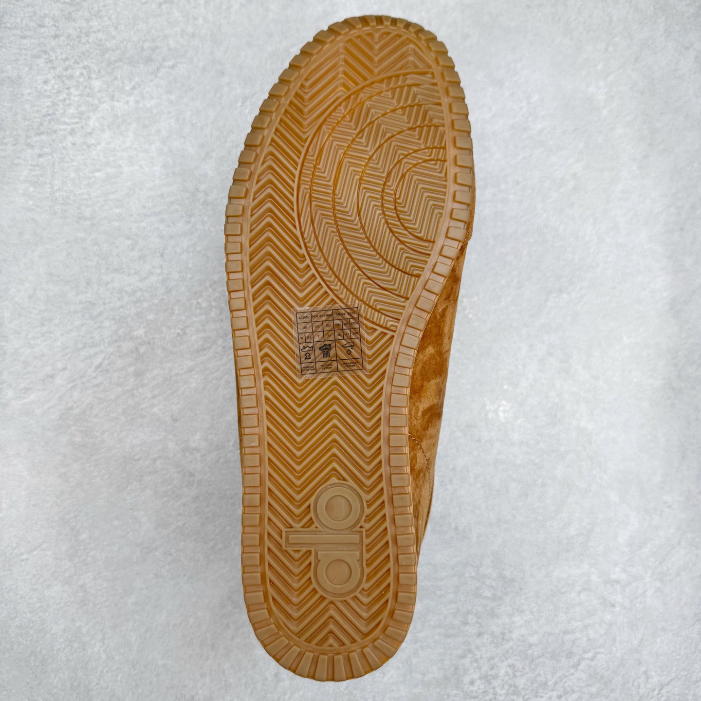 图片[9]-Alo yoga Sunset 舒适生活休闲鞋 男女同款 品牌故事Alo Yoga于2007年创立于洛杉矶，意在传播有意识的运动，同时激发人们的健康识与创造力。品牌的核心理念在于制作能够带来完美体验的瑜伽服饰与功能性单品，让有意识的运动融入并改变生活。Alo Yoga将其设计延伸到日常服饰概念，坚持不懈地捕捉当代时尚潮流，将品牌的运动美学理念、精致前卫的设计与舒适功能面料完美结合。与此同时，Alo Yoga的设计受到了时尚界人士与名人们的追捧，Talor Swift、Kendall Jenner等街拍照片中都曾出现品牌不同单品的身影。实拍调校N版已经零色差零失真 百分百还原实物色彩所见即所得 不存在货不对板色差等低级问题 选购参考实物拍摄 不混卖不参货 只用心做好货严格选品 承诺混一赔十 尺码：36 36.5 37.5 38 38.5 39 40 40.5 41 42 42.5 43 44 44.5 45-选品中心