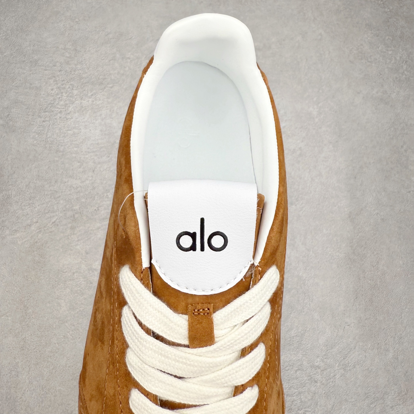 图片[5]-Alo yoga Sunset 舒适生活休闲鞋 男女同款 品牌故事Alo Yoga于2007年创立于洛杉矶，意在传播有意识的运动，同时激发人们的健康识与创造力。品牌的核心理念在于制作能够带来完美体验的瑜伽服饰与功能性单品，让有意识的运动融入并改变生活。Alo Yoga将其设计延伸到日常服饰概念，坚持不懈地捕捉当代时尚潮流，将品牌的运动美学理念、精致前卫的设计与舒适功能面料完美结合。与此同时，Alo Yoga的设计受到了时尚界人士与名人们的追捧，Talor Swift、Kendall Jenner等街拍照片中都曾出现品牌不同单品的身影。实拍调校N版已经零色差零失真 百分百还原实物色彩所见即所得 不存在货不对板色差等低级问题 选购参考实物拍摄 不混卖不参货 只用心做好货严格选品 承诺混一赔十 尺码：36 36.5 37.5 38 38.5 39 40 40.5 41 42 42.5 43 44 44.5 45-选品中心